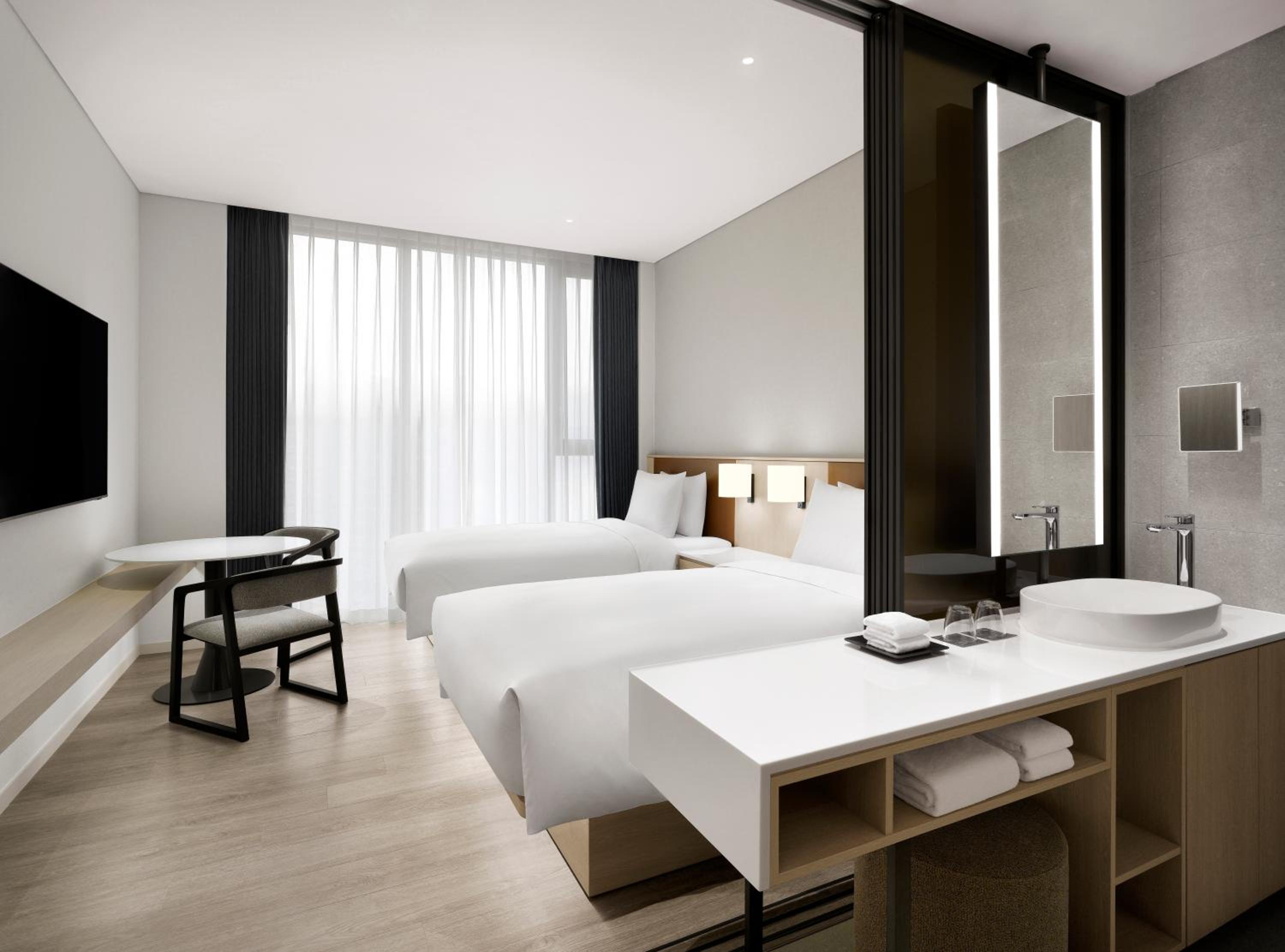 Premier Twin Room with City View - Photo 1