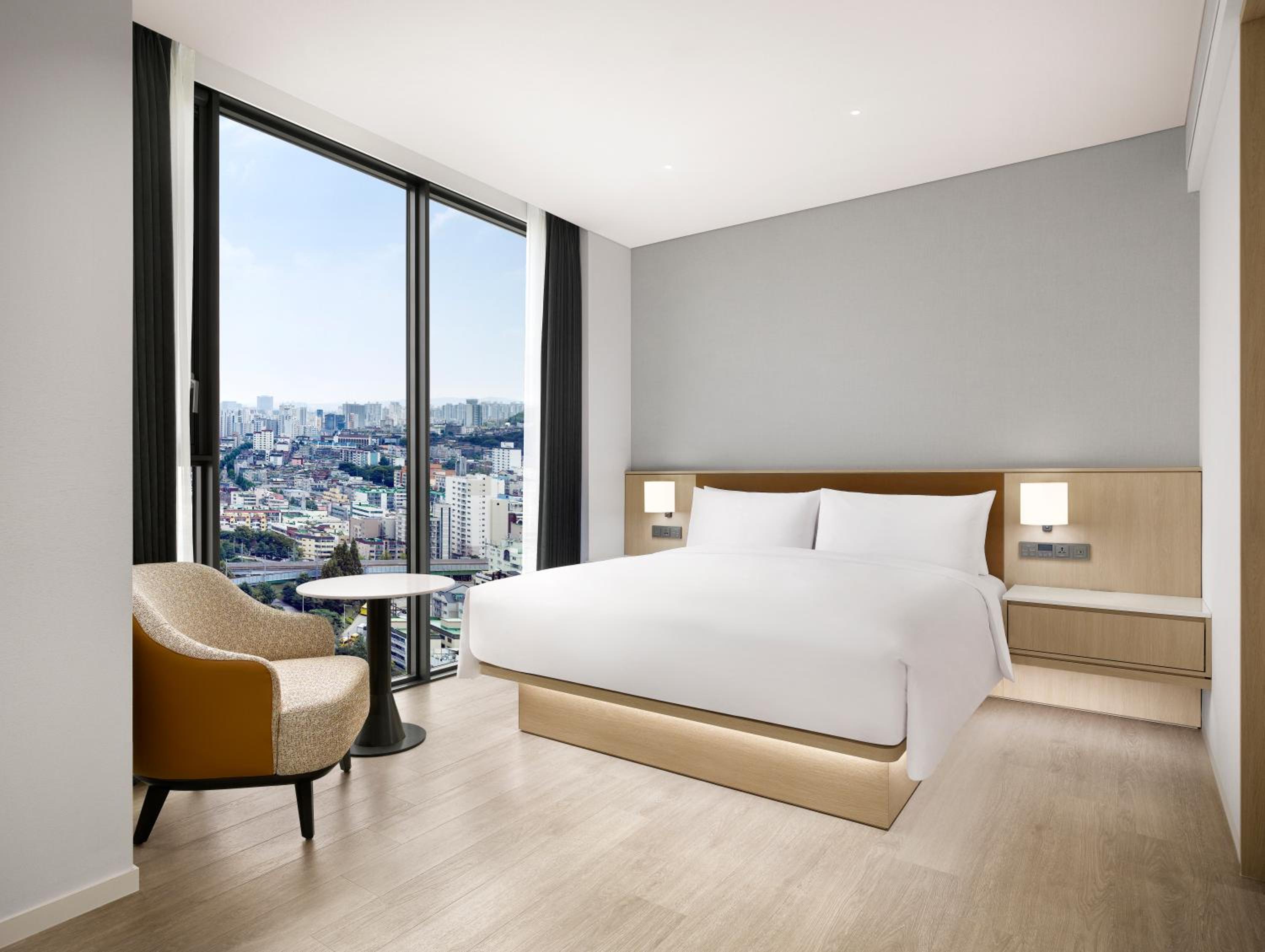 Corner King Suite with City View - Photo 1
