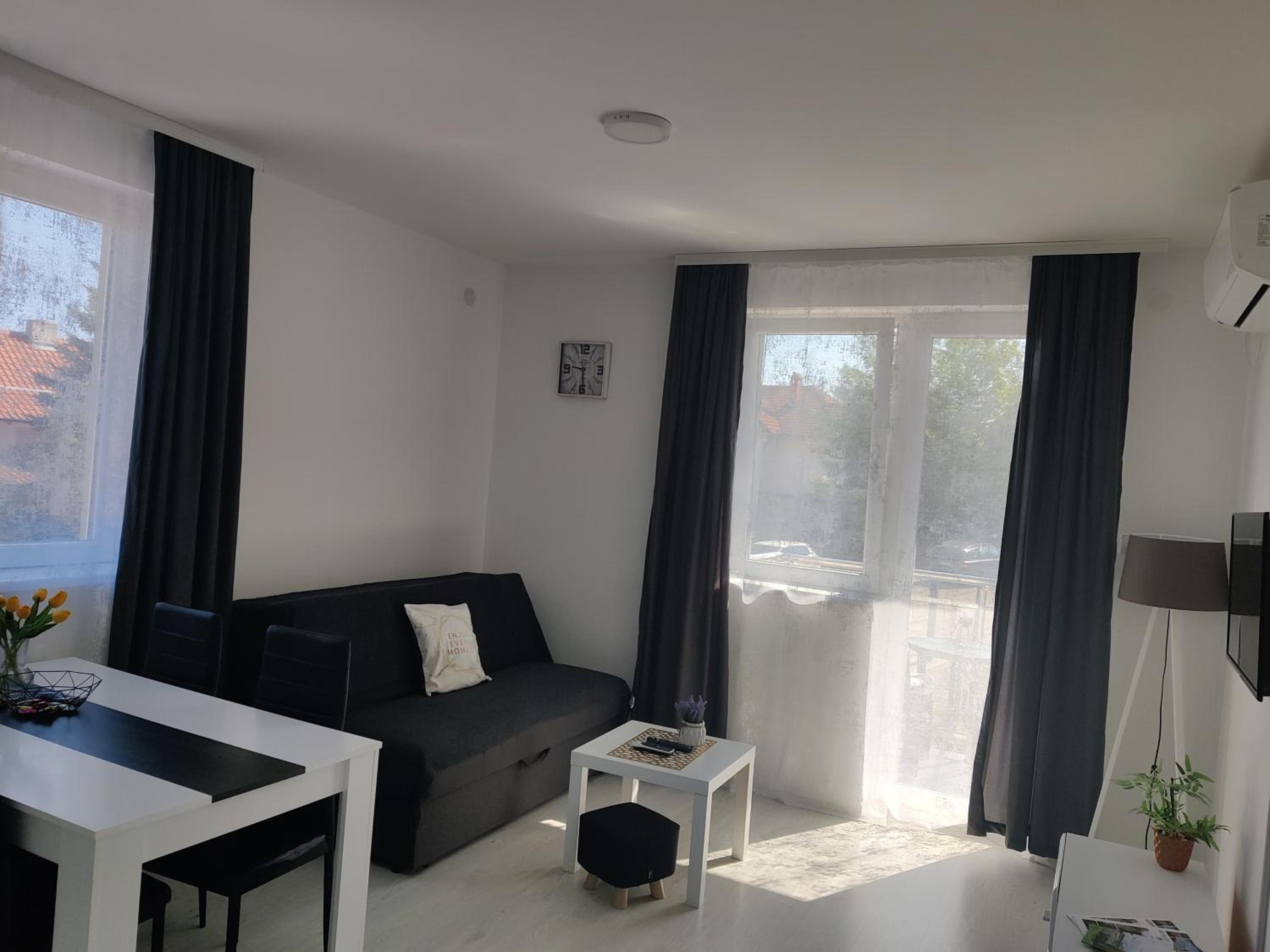 One-Bedroom Apartment photo 1