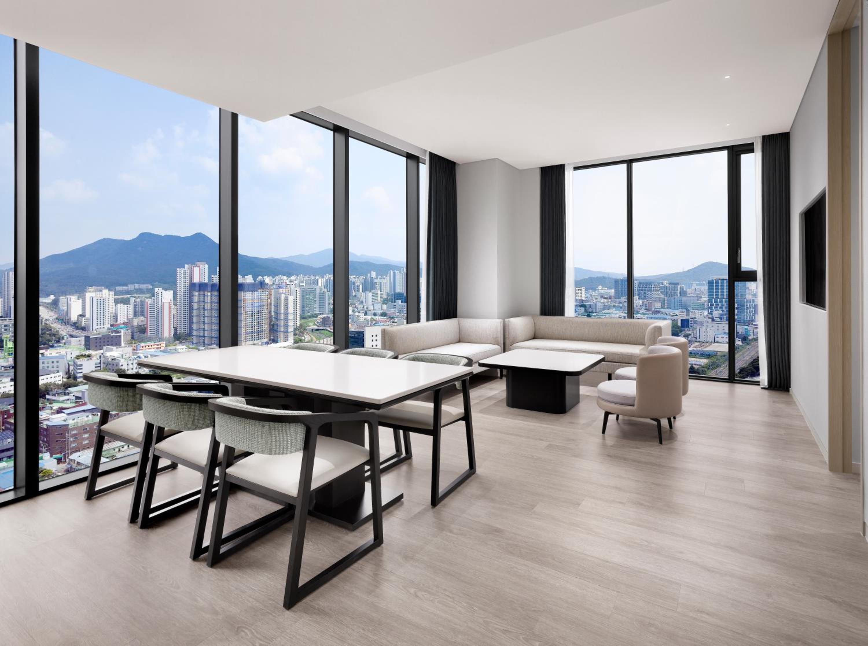 Corner King Suite with City View - Photo 2