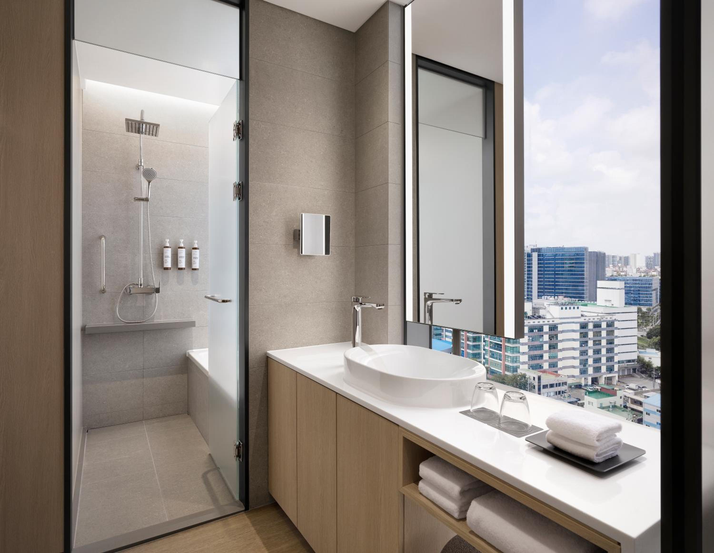 King Studio Suite with Sofa Bed and City View - Photo 3