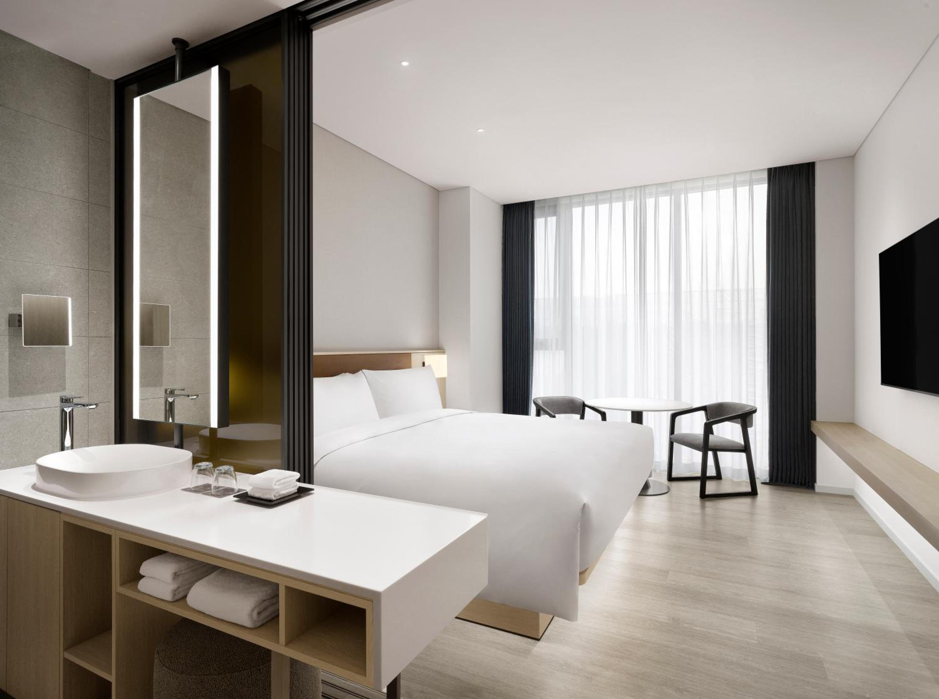 Premier King Room with City View - Photo 1