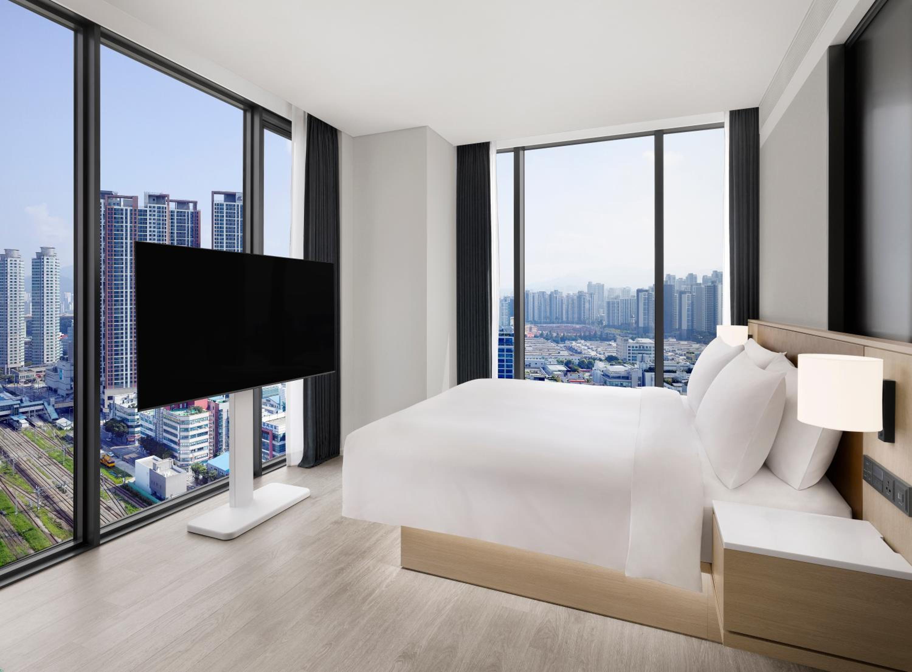 Deluxe King Room with City View - Photo 1