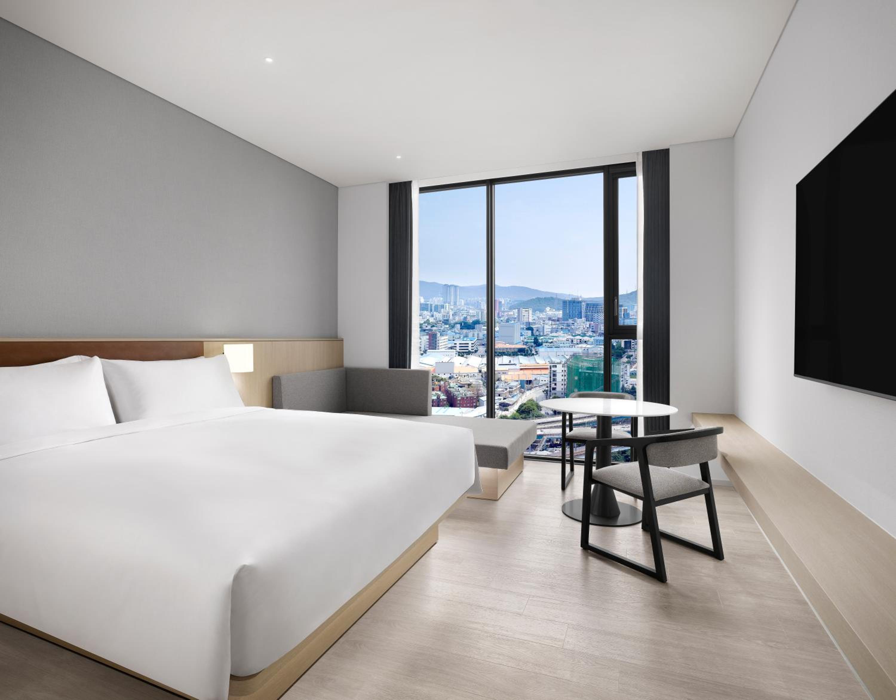 Deluxe King Room with Sofa Bed and City View - Photo 3