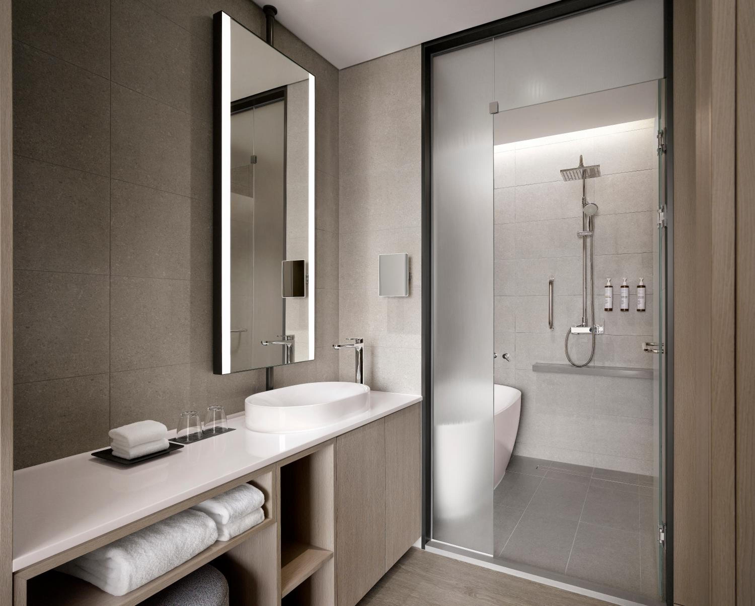 Deluxe King Room with Sofa Bed and City View - Photo 4
