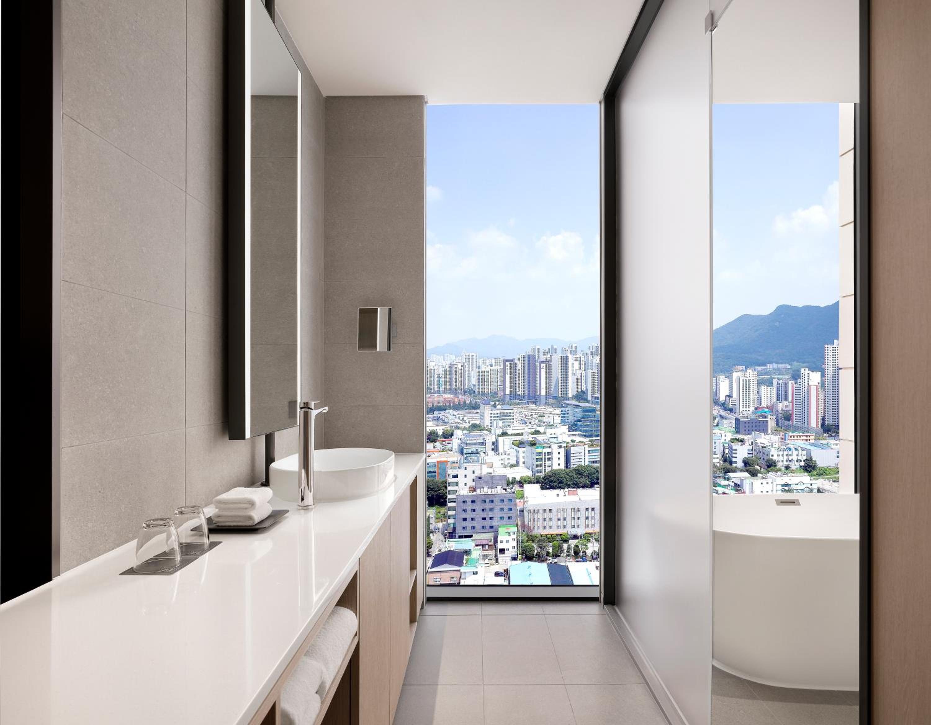 Deluxe King Room with City View - Photo 2