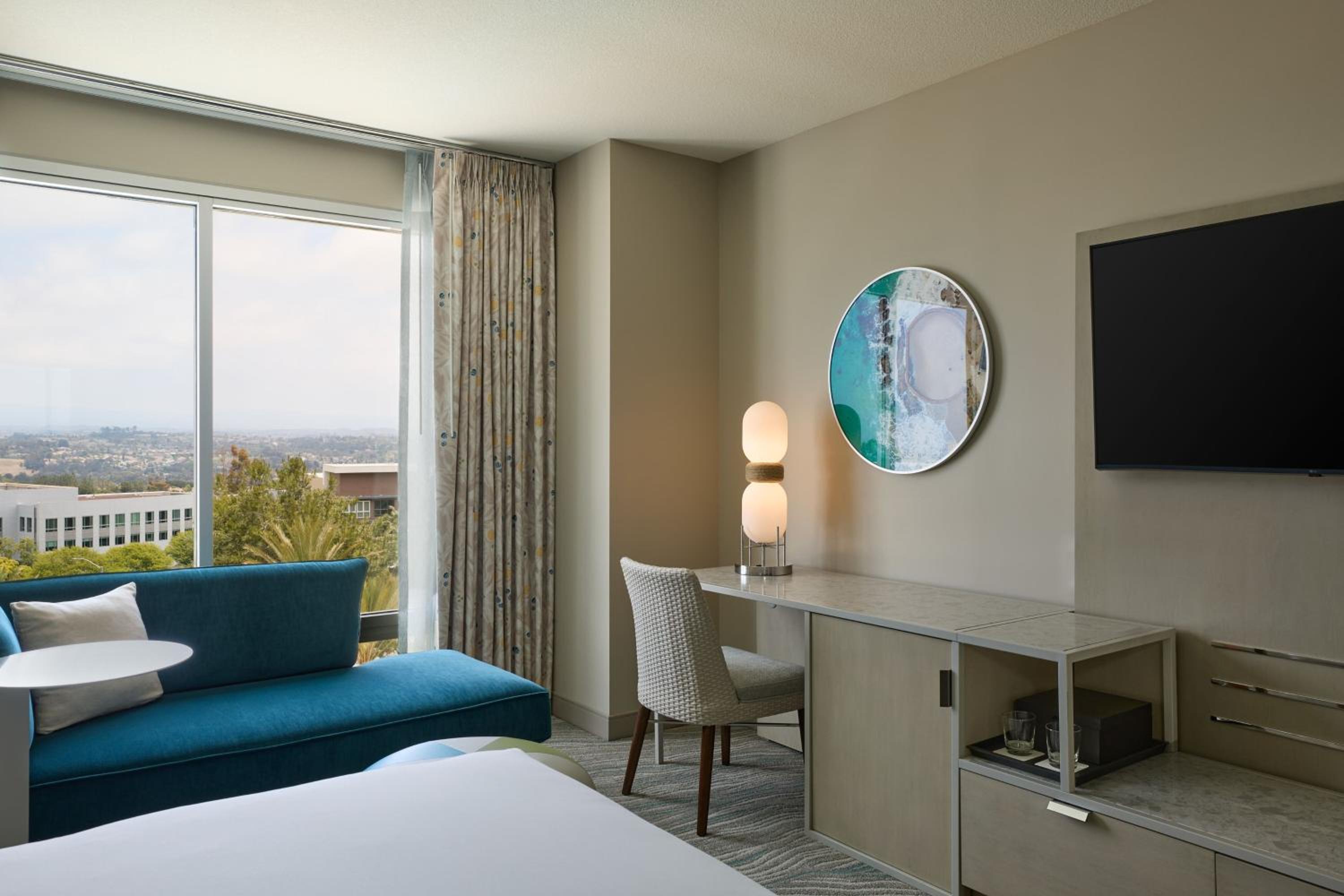 King Room with Pool View - Photo 4