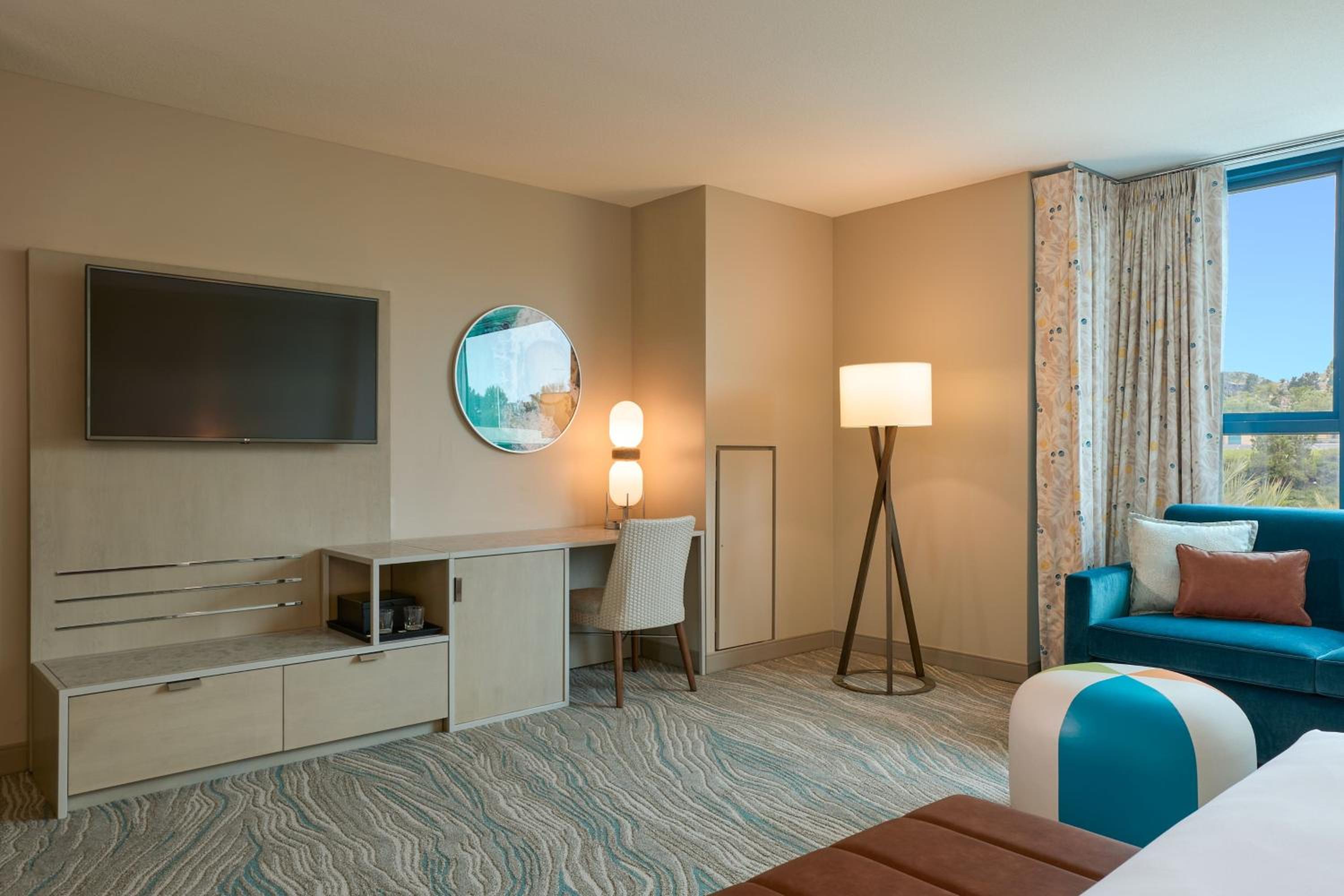 Junior Suite, 1 King - Photo 5