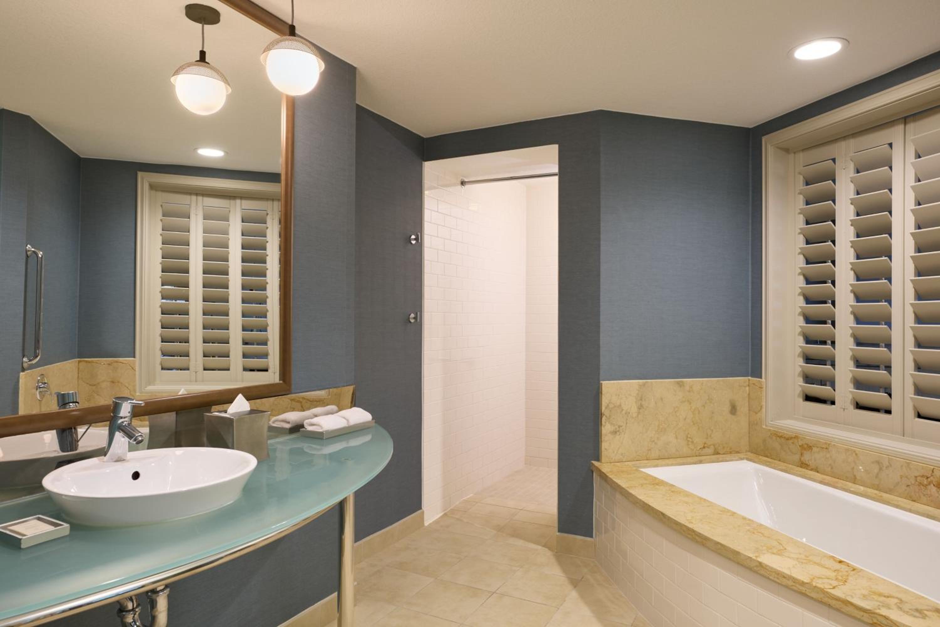 Executive Suite, 1 King - Photo 4