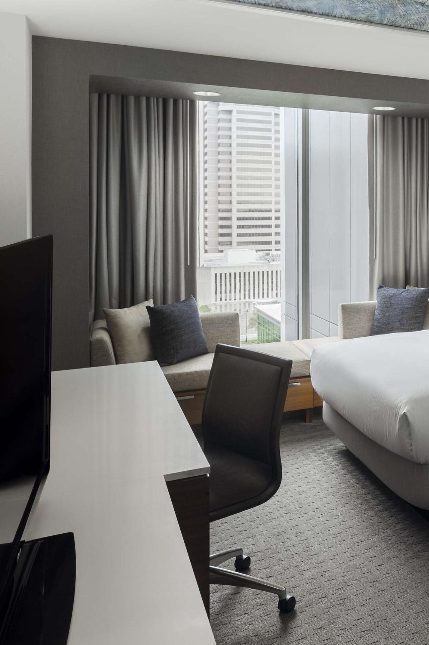 Queen Room with Two Queen Beds - Photo 4