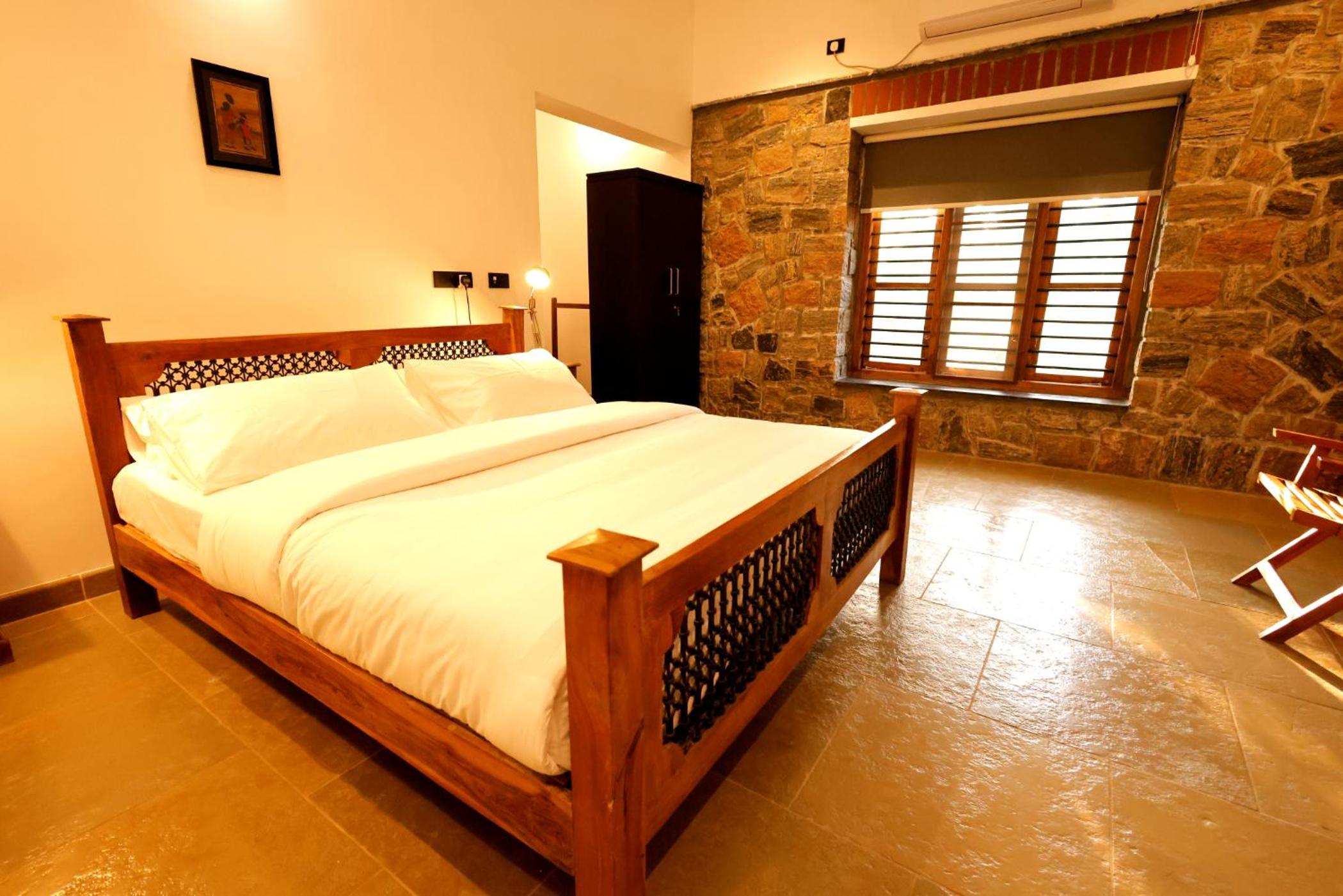 Deluxe Double Room (2 Adults + 1 Child) photo 1