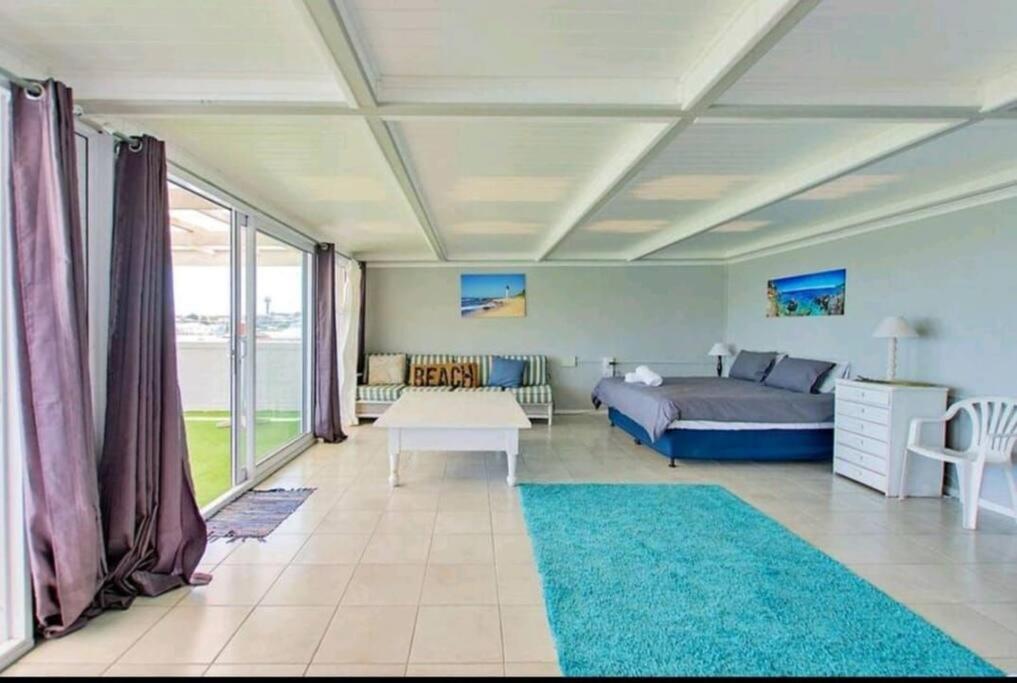 Six-Bedroom House photo 3