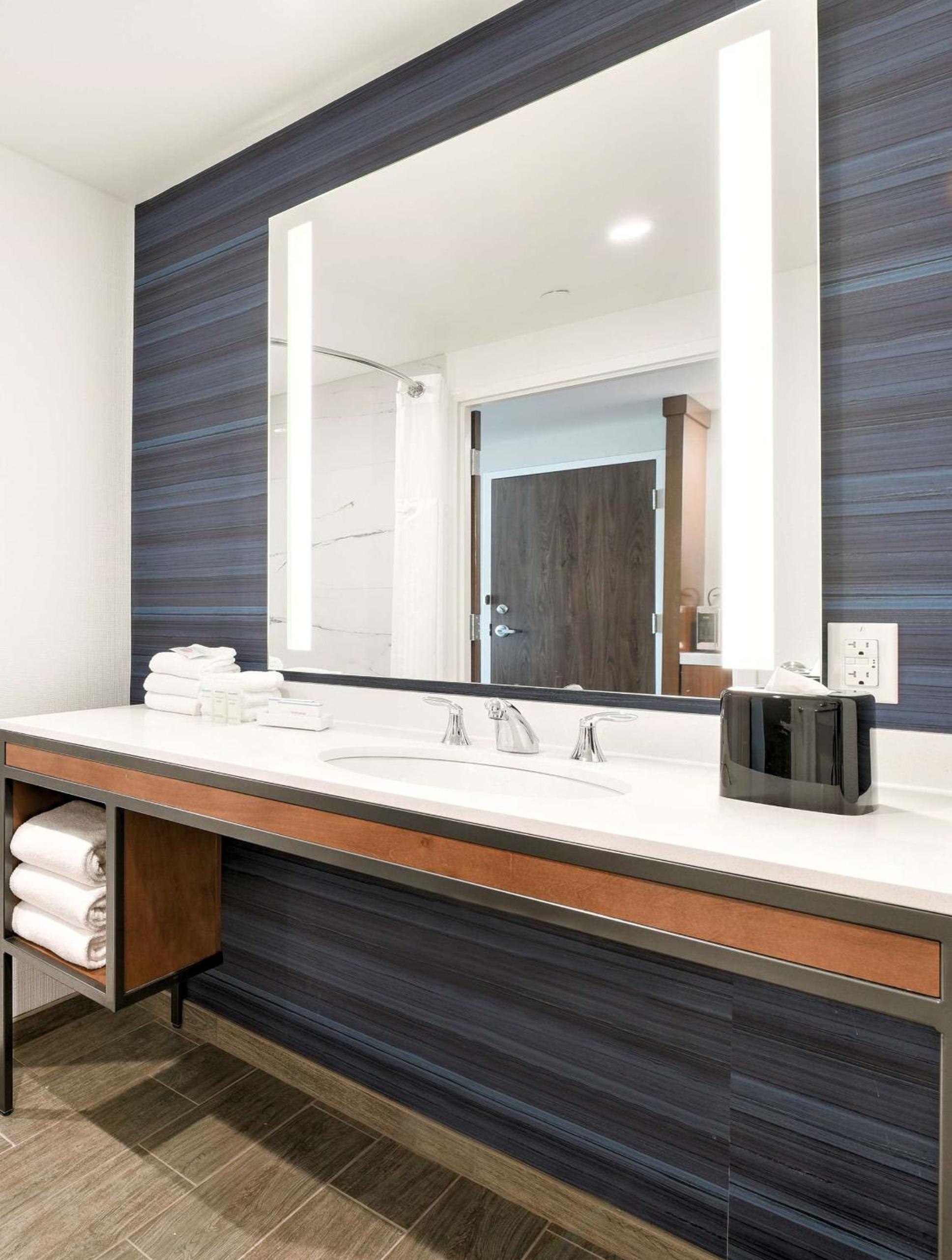 Deluxe King Room with Sofa Bed - Hearing Accessible - Photo 2