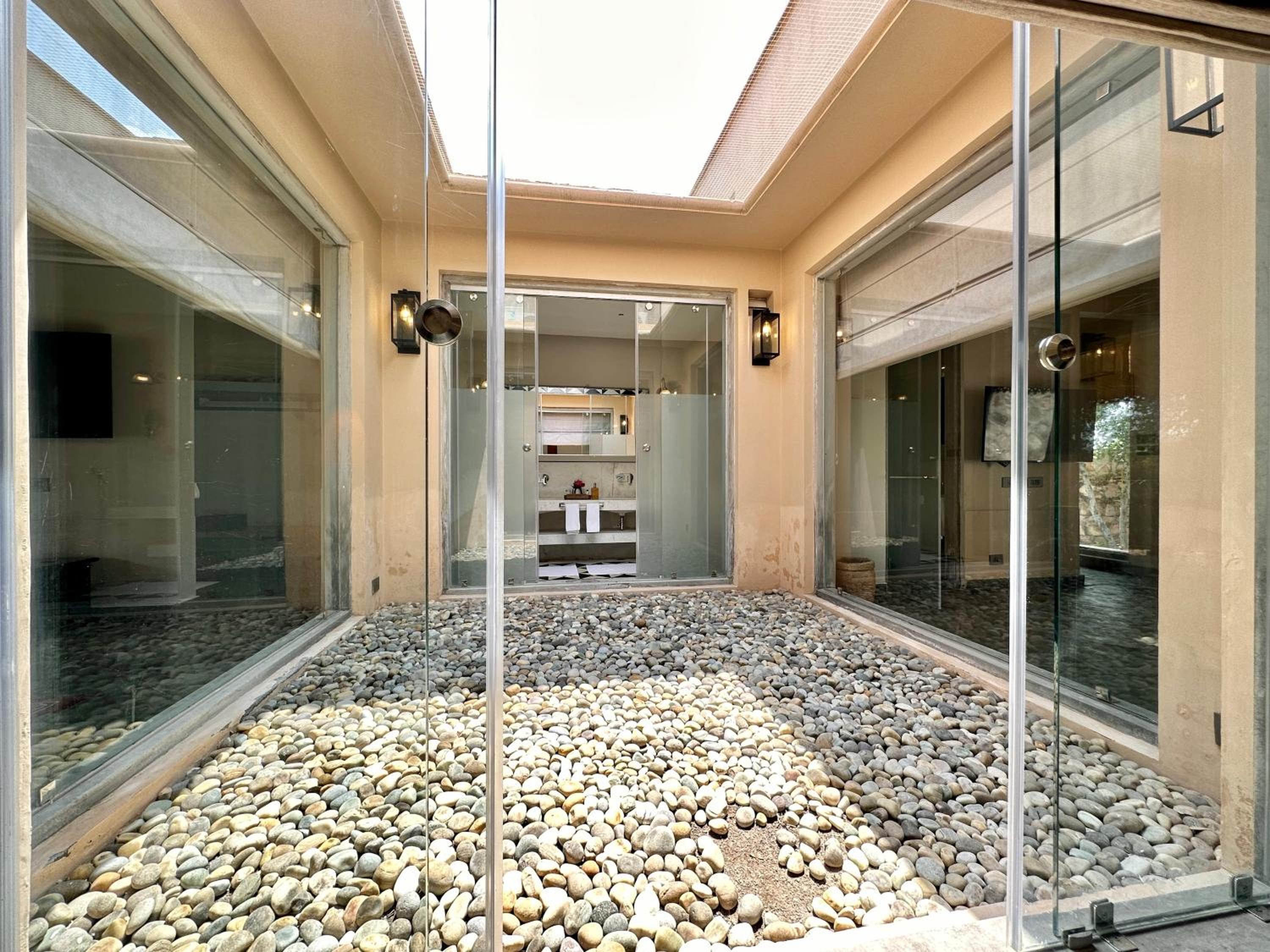 Luxury Villa With Courtyard photo 3