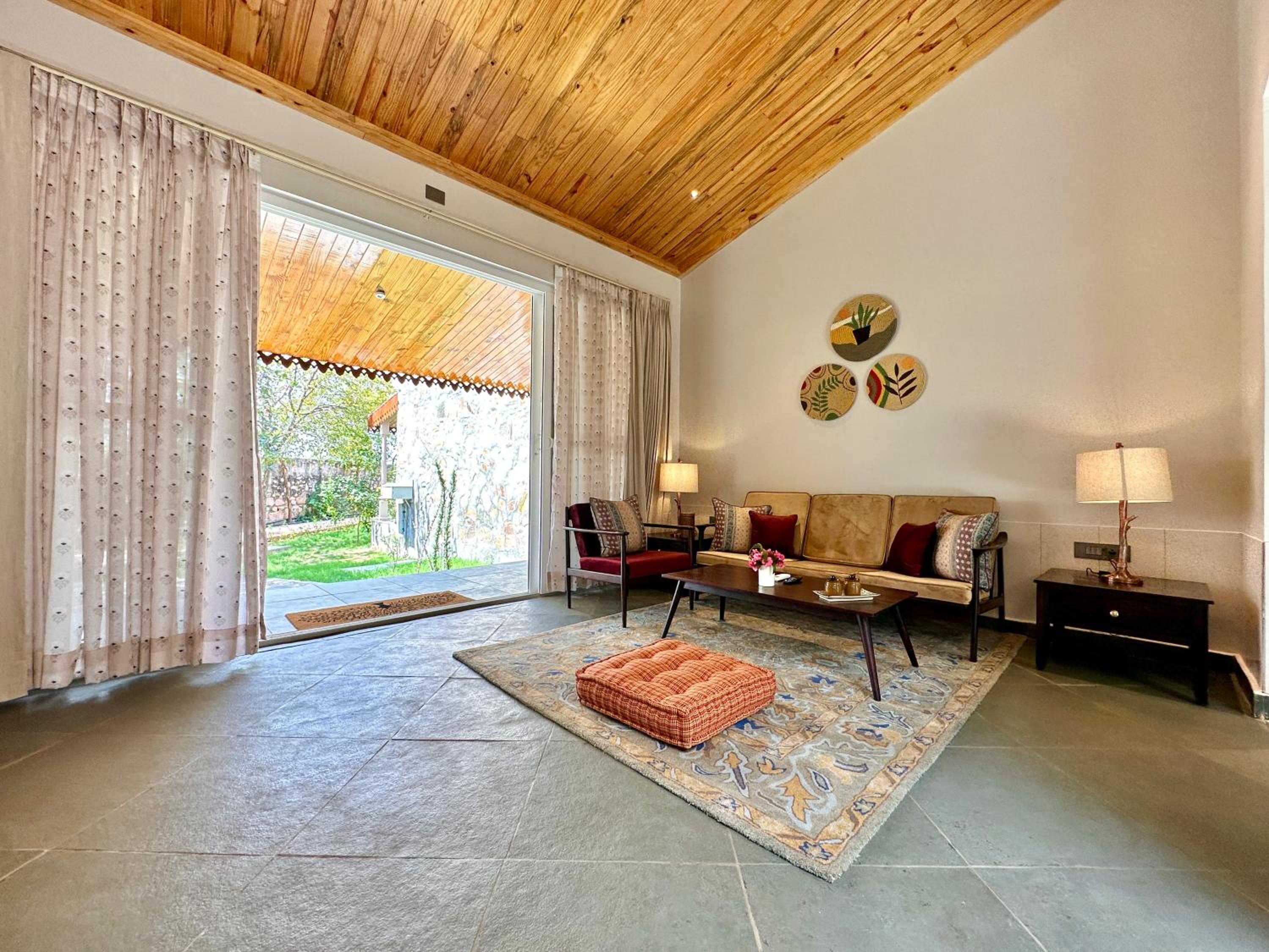 Luxury Villa With Courtyard photo 2