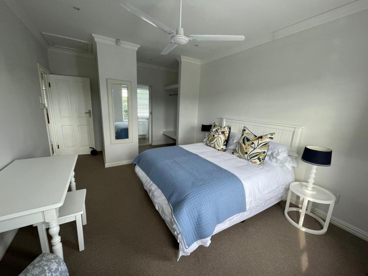 Five-Bedroom House photo 2