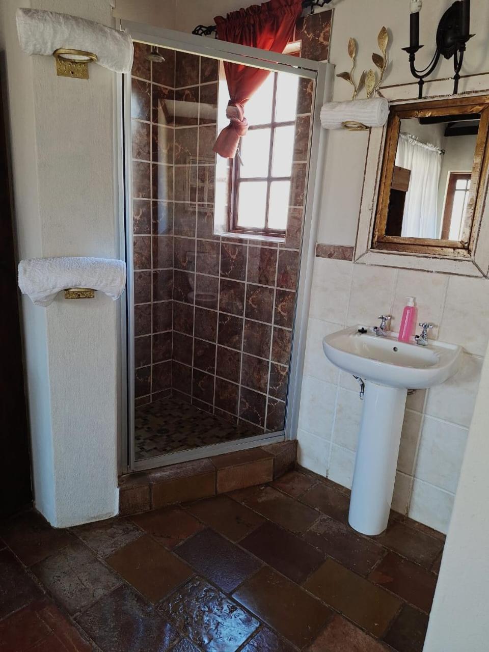 Double Room with Lake View - Photo 11