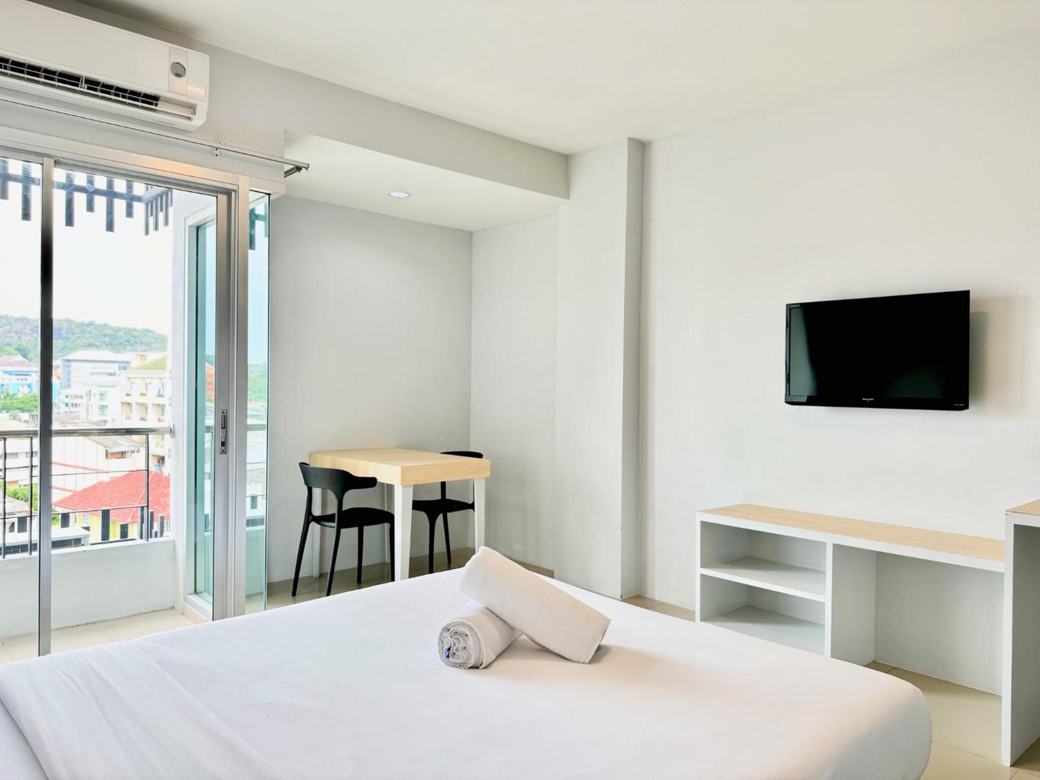 Deluxe Queen Room - Photo 1