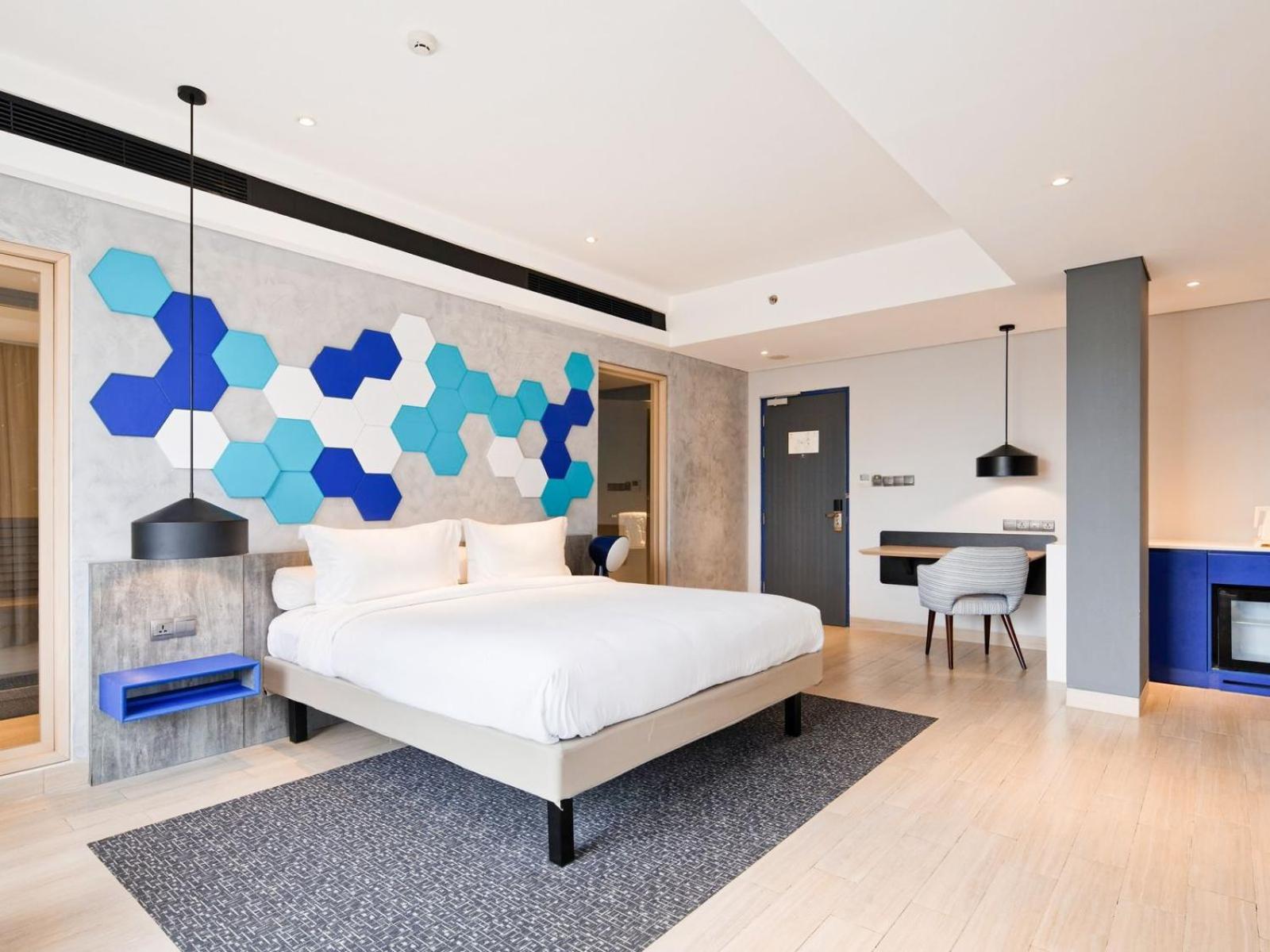 Junior Suite with Queen Bed