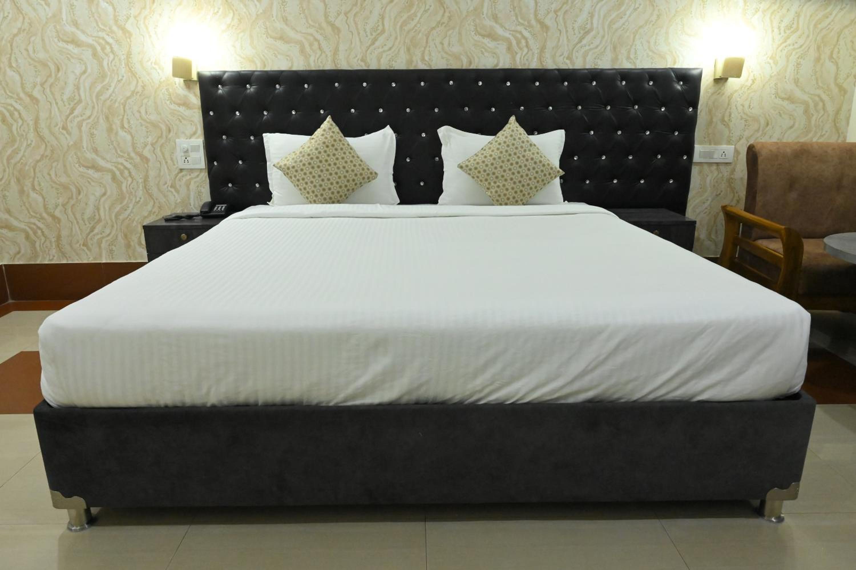 Deluxe Double Room (2 Adults + 1 Child) photo 1