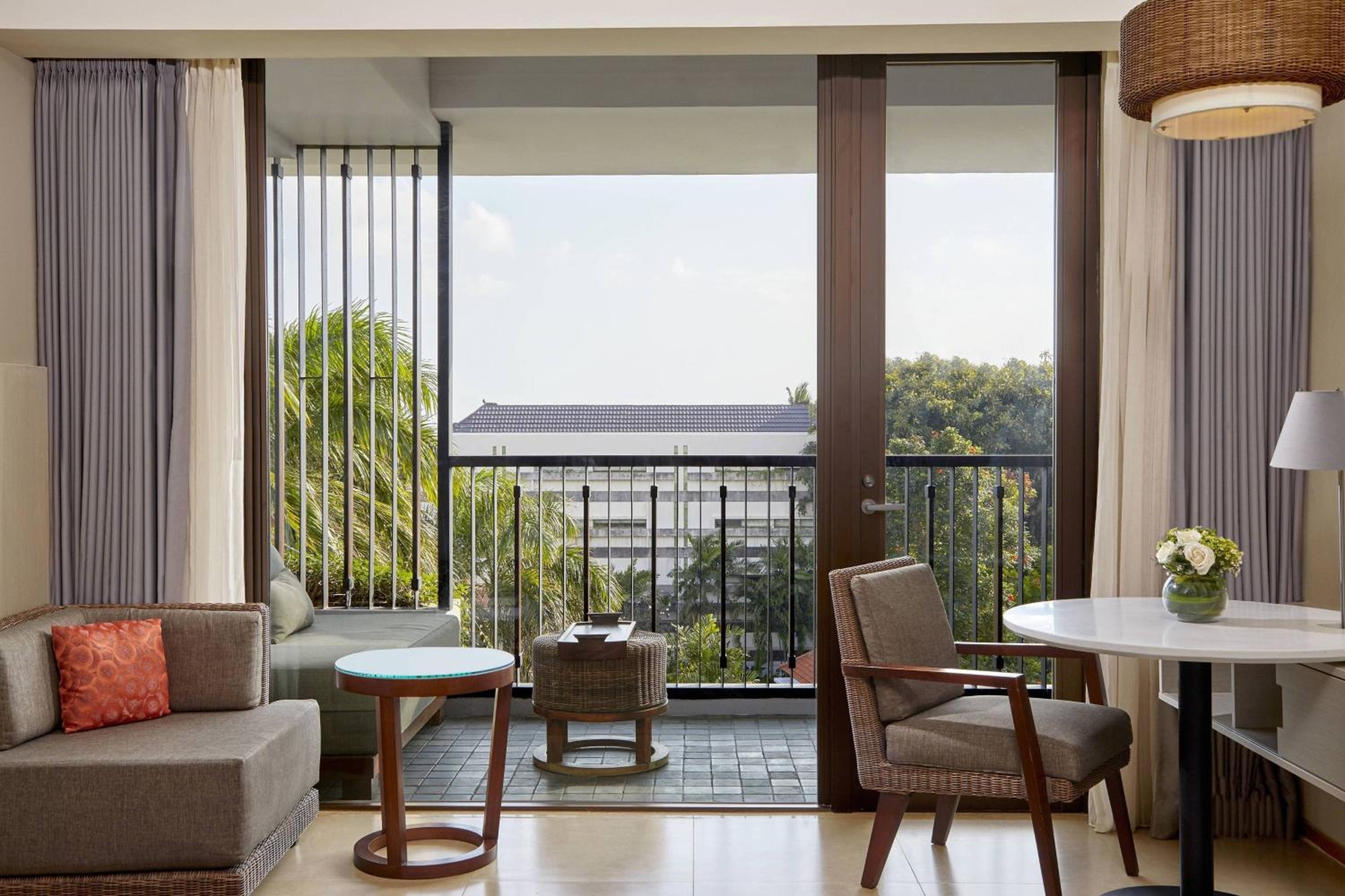Deluxe Twin Room with Balcony and City View photo 2