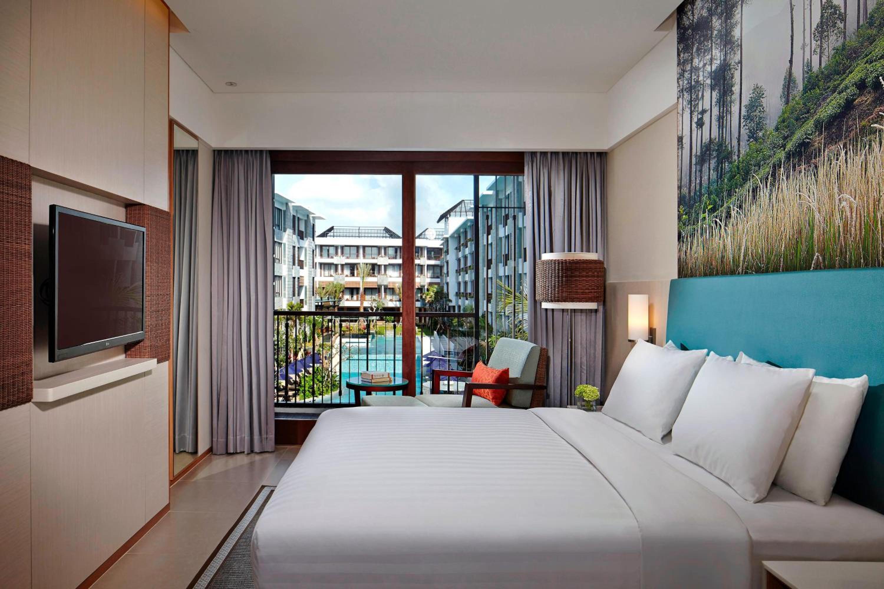 Deluxe King Room with Pool View