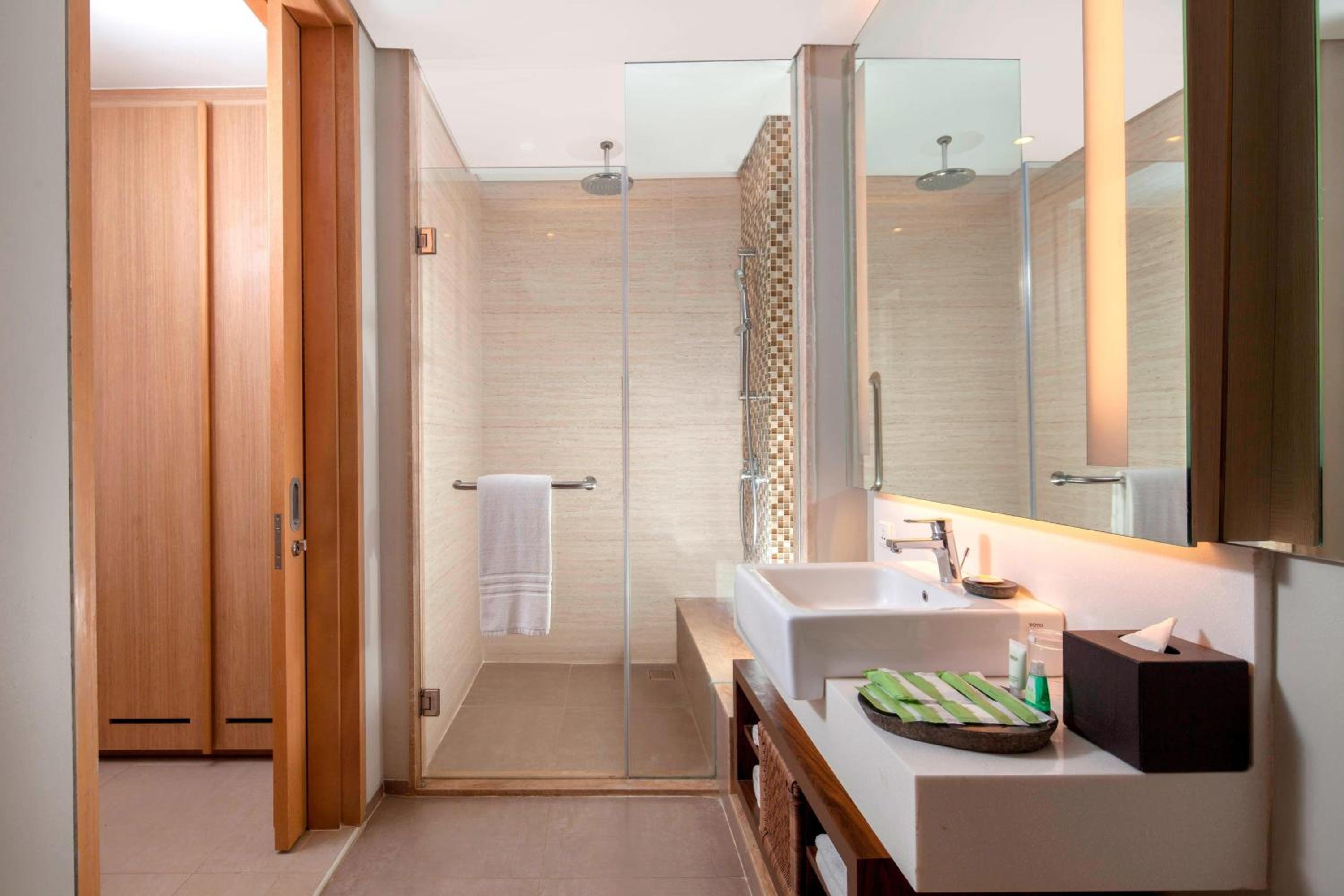 Deluxe King Room with Balcony and City View photo 3
