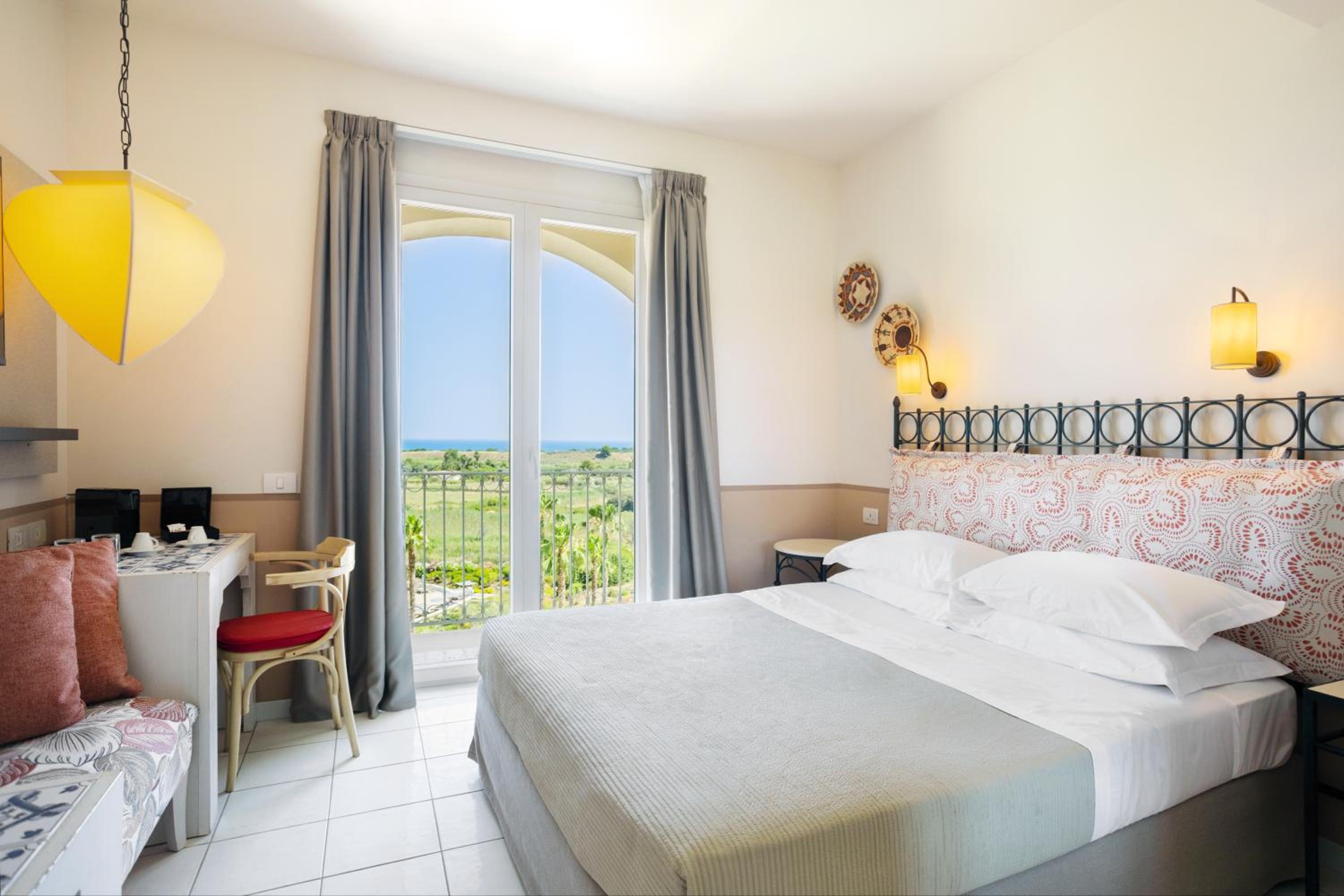 Superior Double Room with Sea View - Photo 3