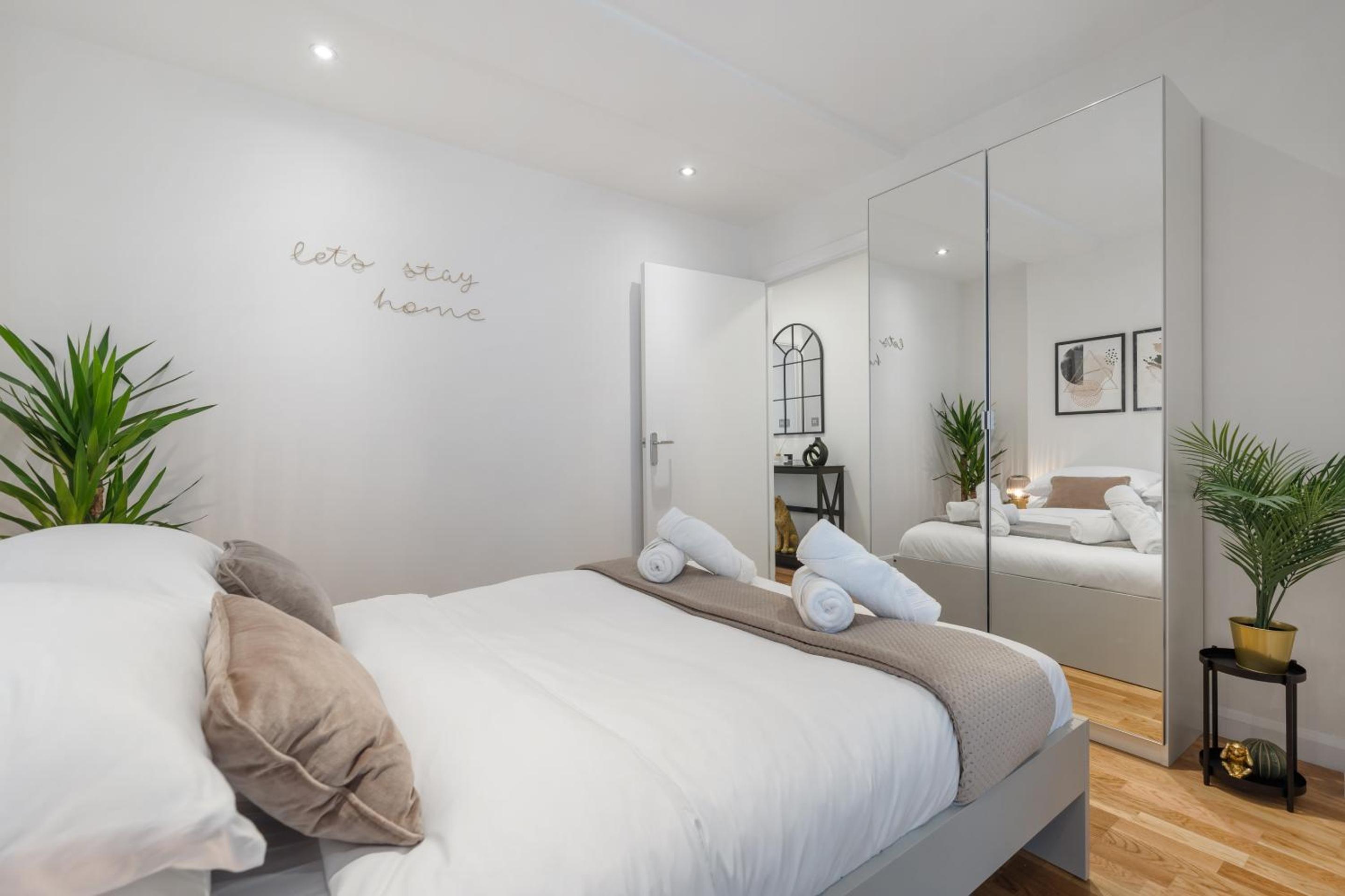 One-Bedroom Apartment photo 2