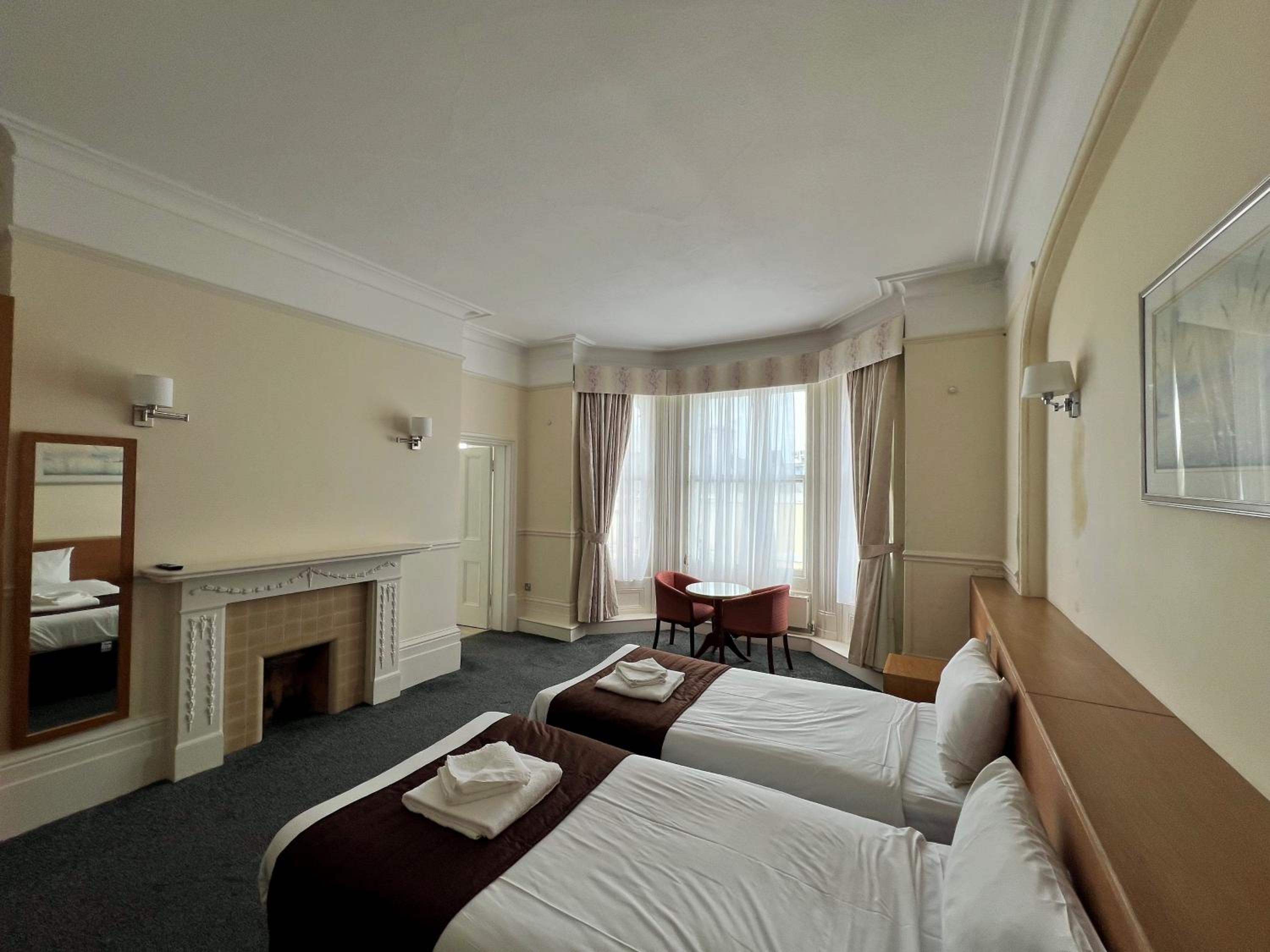 Twin Room with Sea View - Photo 3