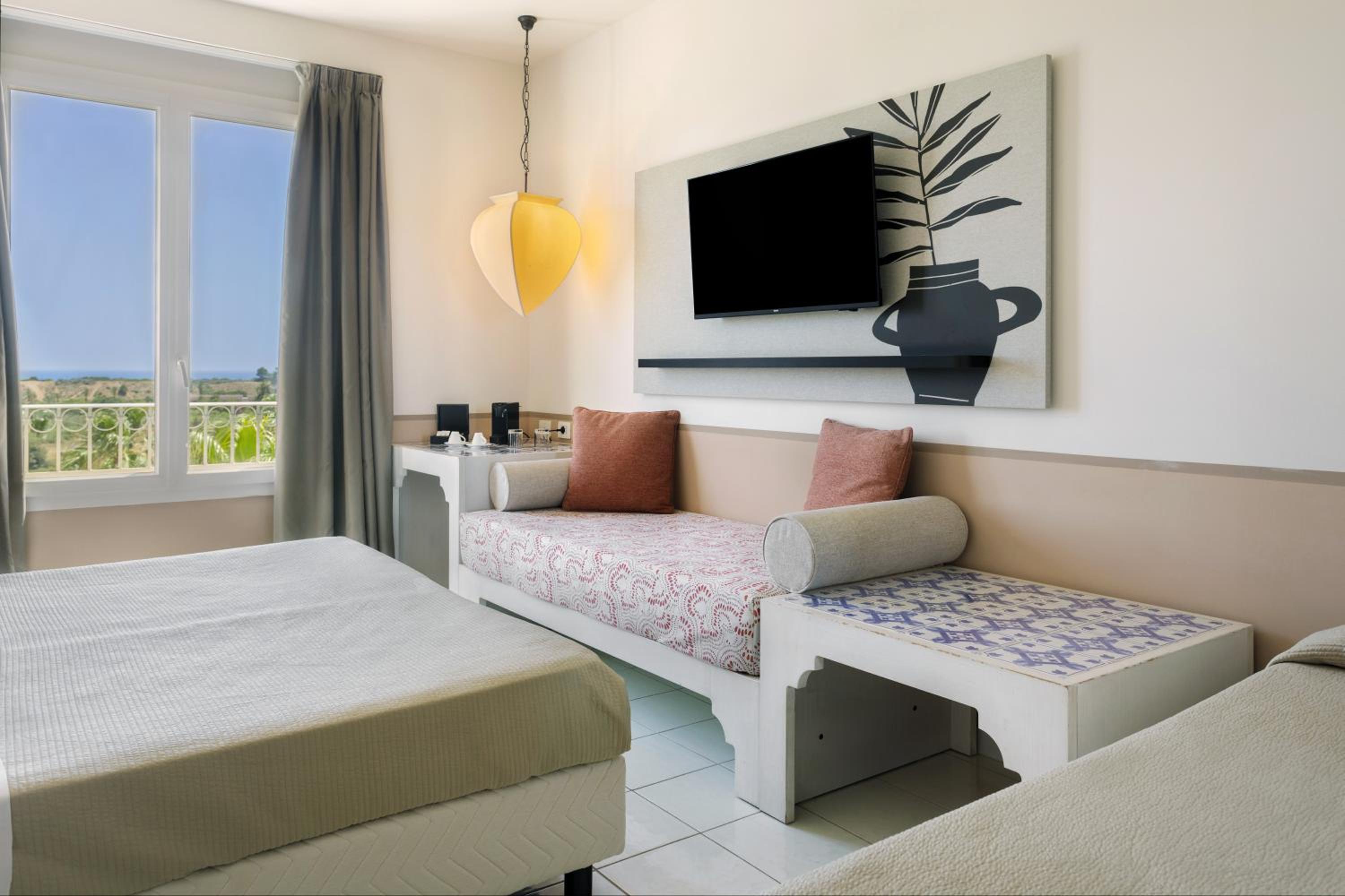 Superior Quadruple Room with Sea View  - Photo 3