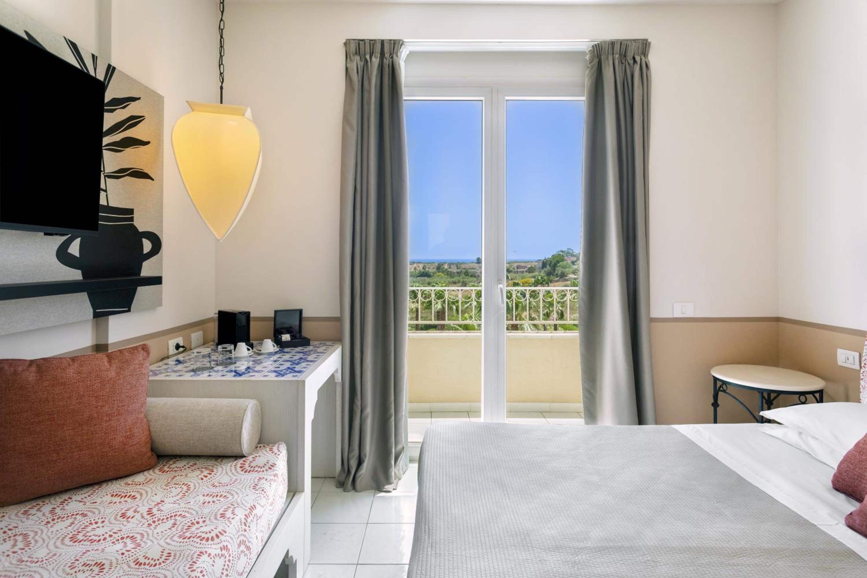 Superior Triple Room with Sea View - Photo 4