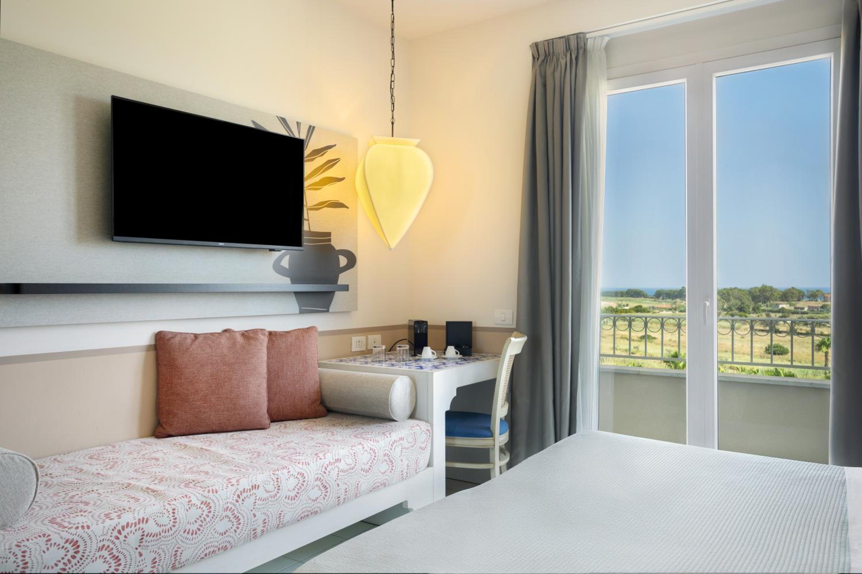 Superior Triple Room with Sea View - Photo 5