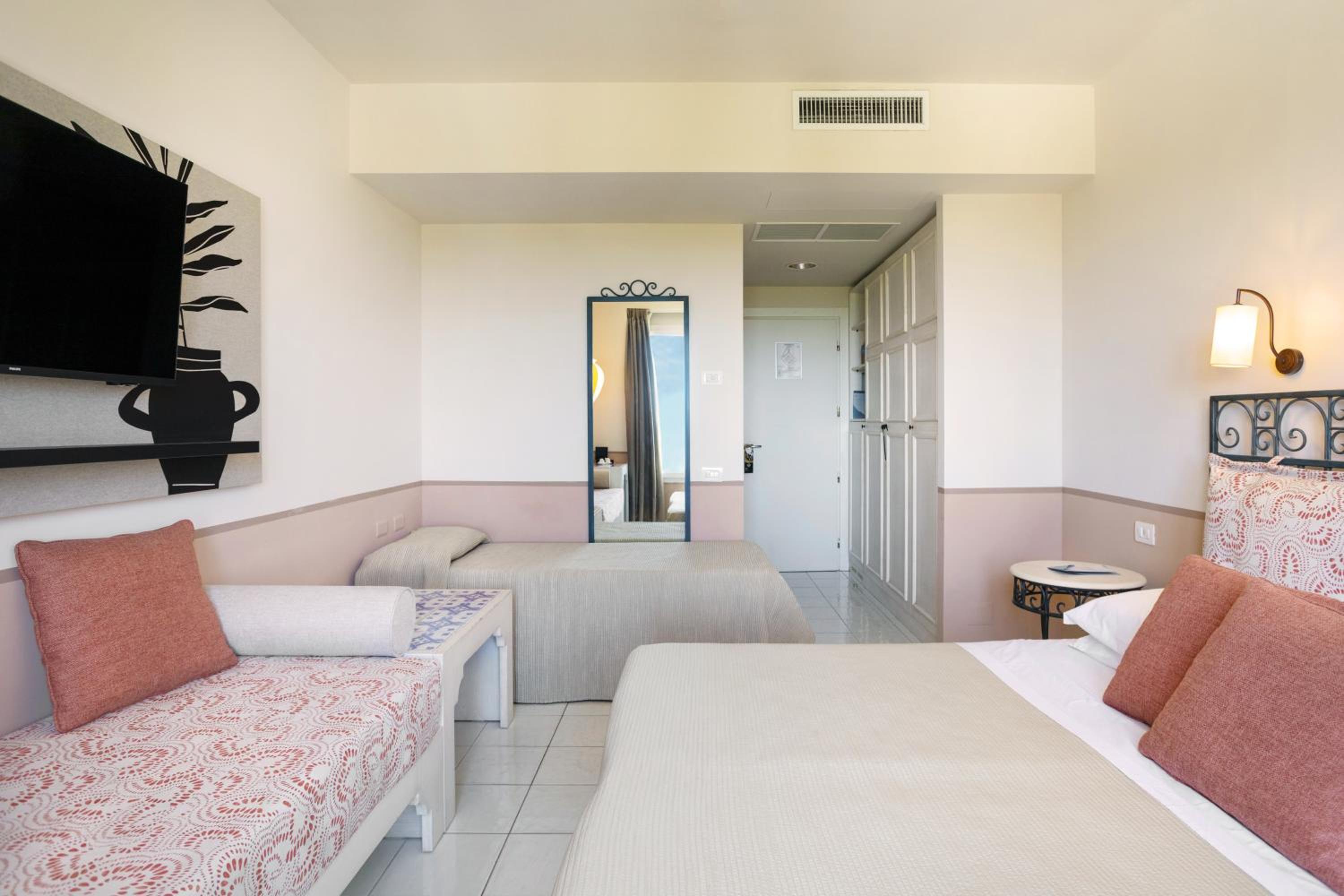 Superior Quadruple Room - Photo 2