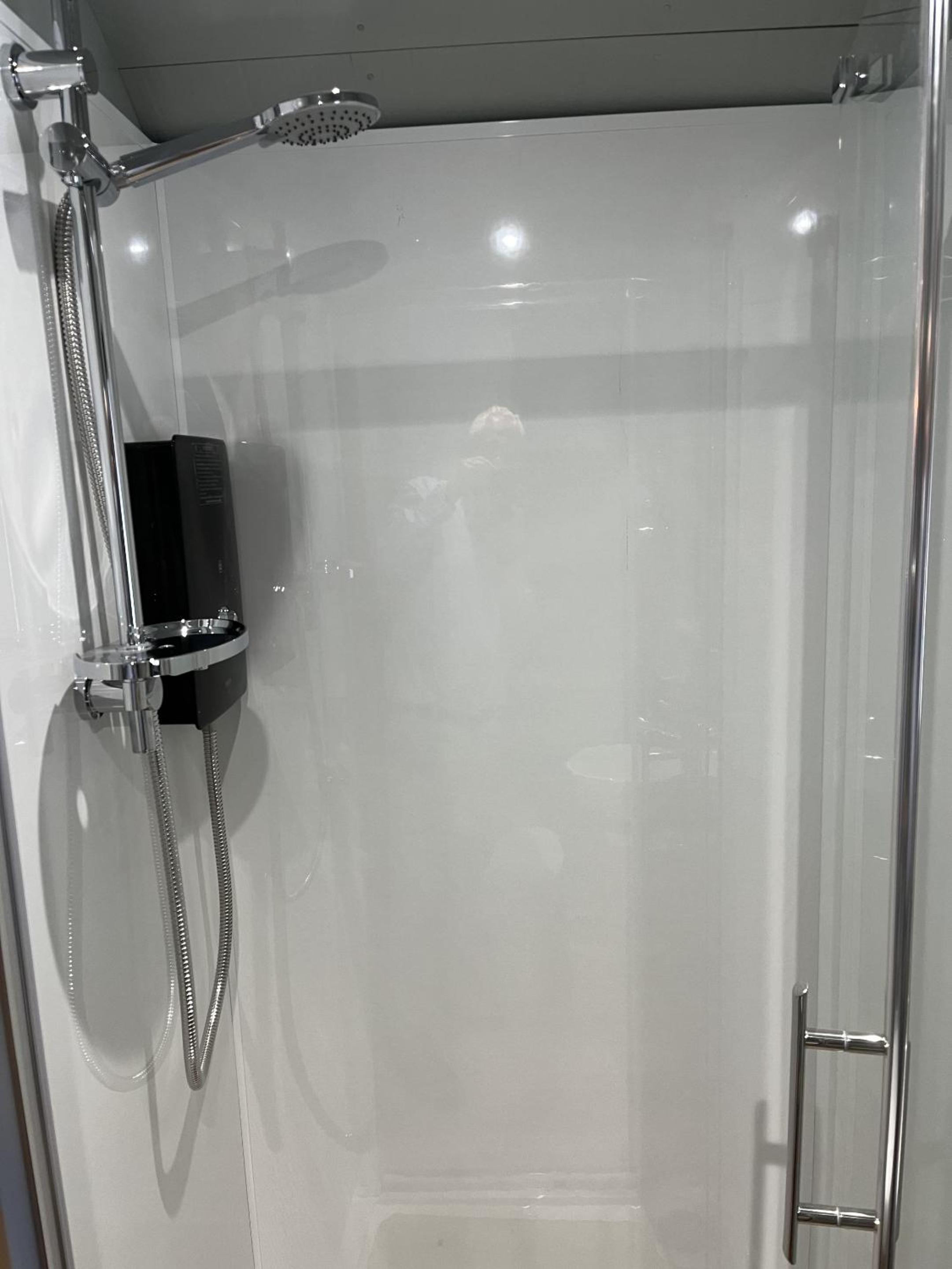 Apartment with Shower photo 2