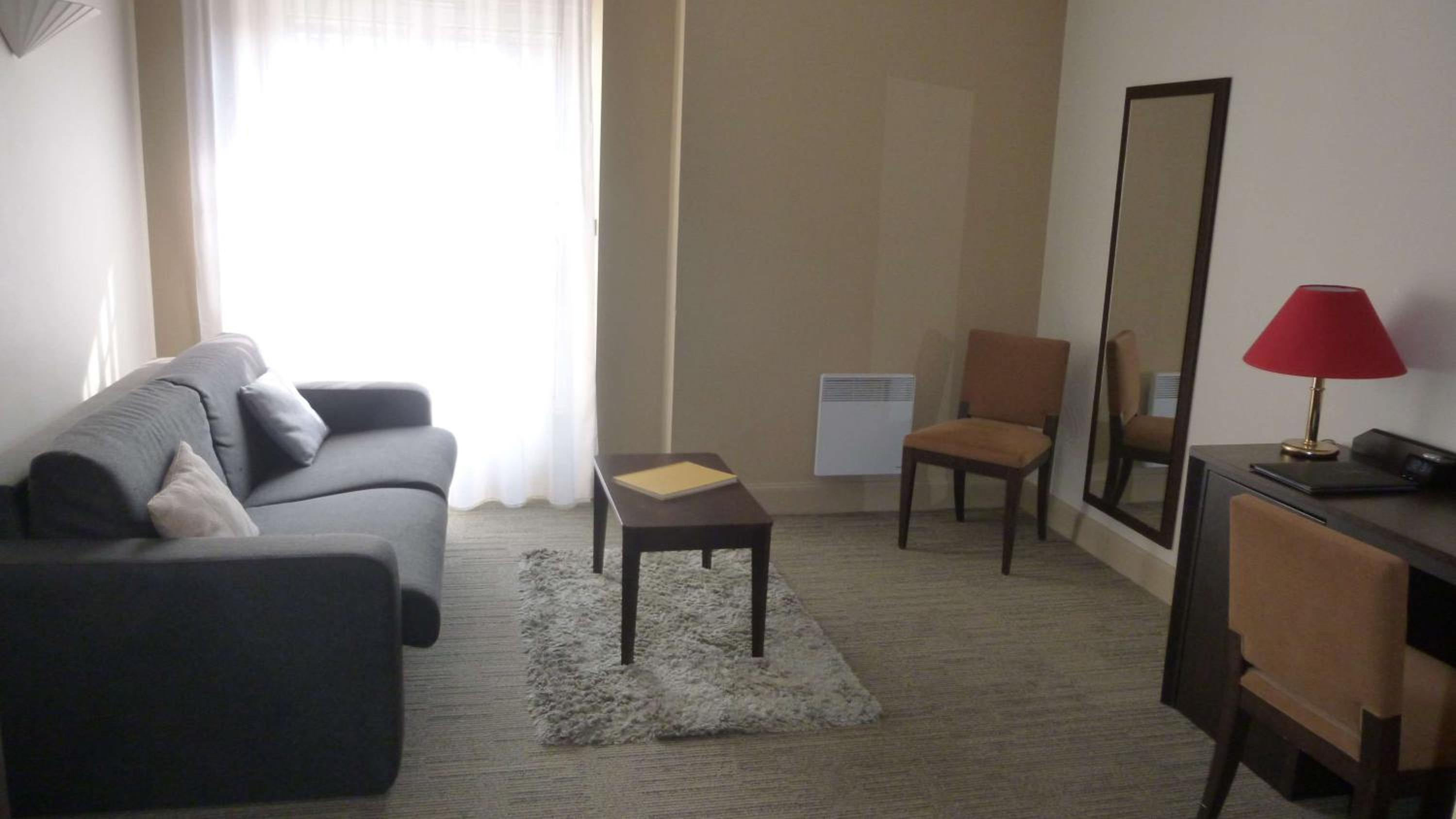 Queen Suite - Non-Smoking - Photo 10