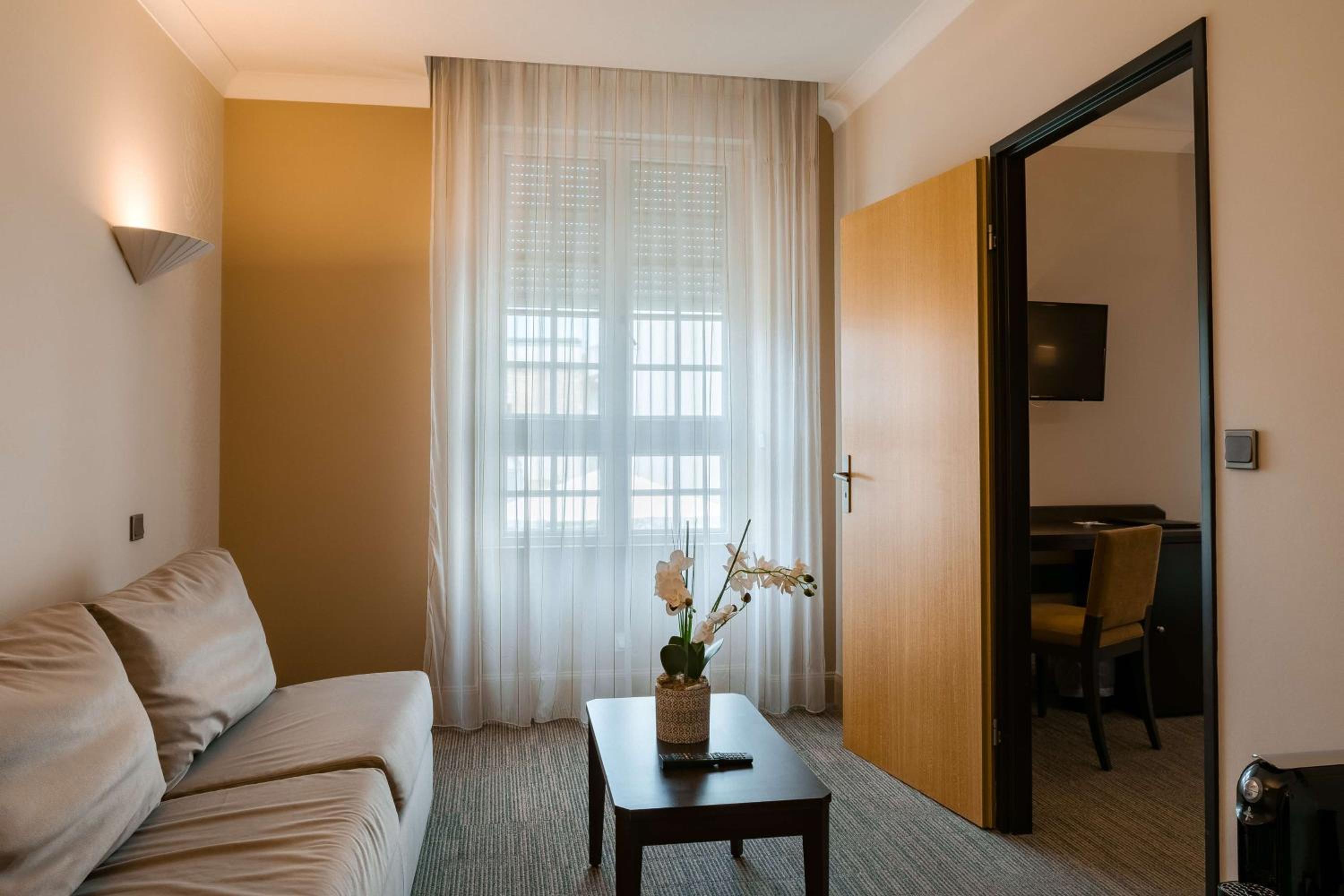 Queen Suite - Non-Smoking - Photo 8