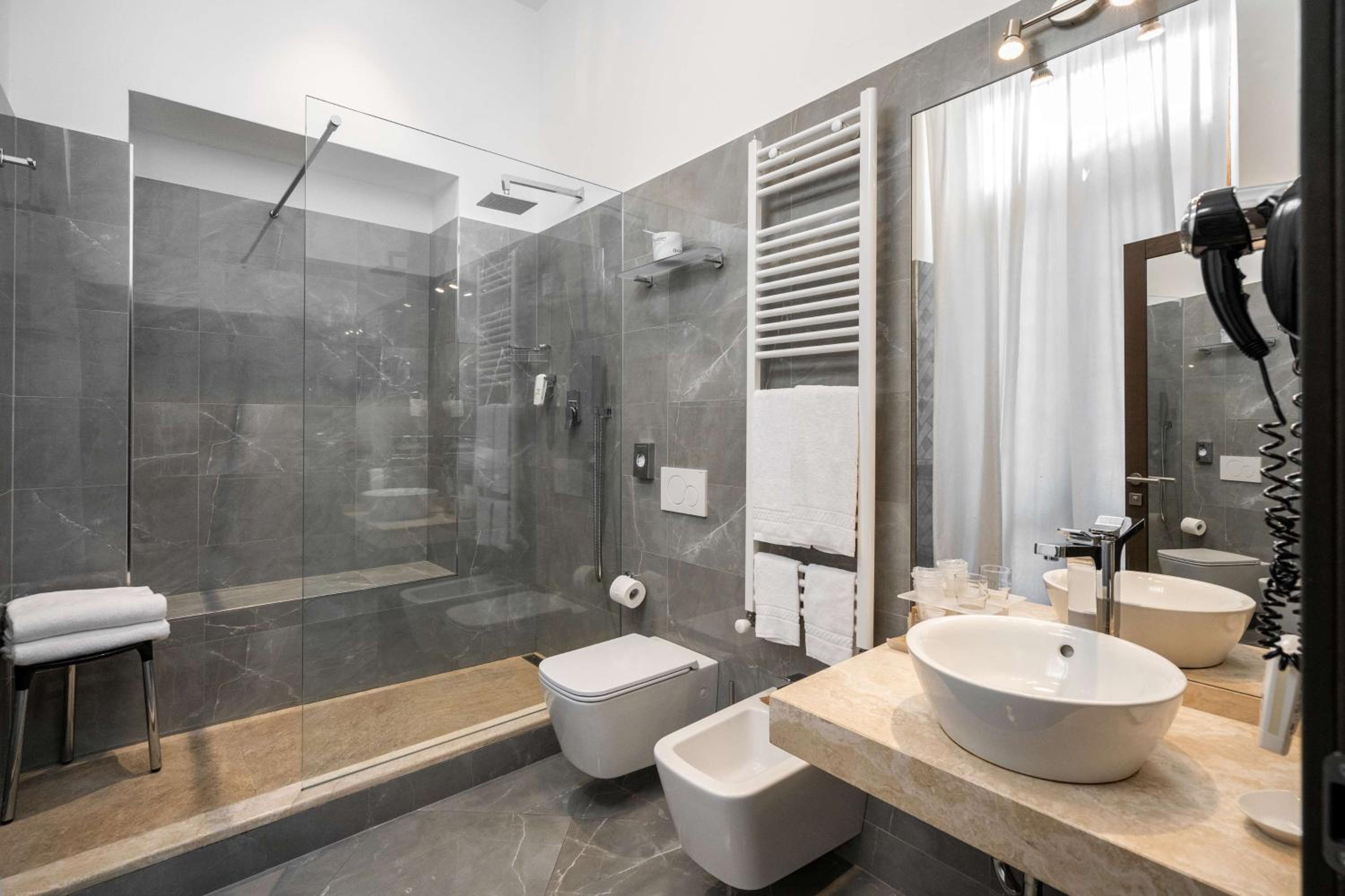 Deluxe Double Room - Photo 14