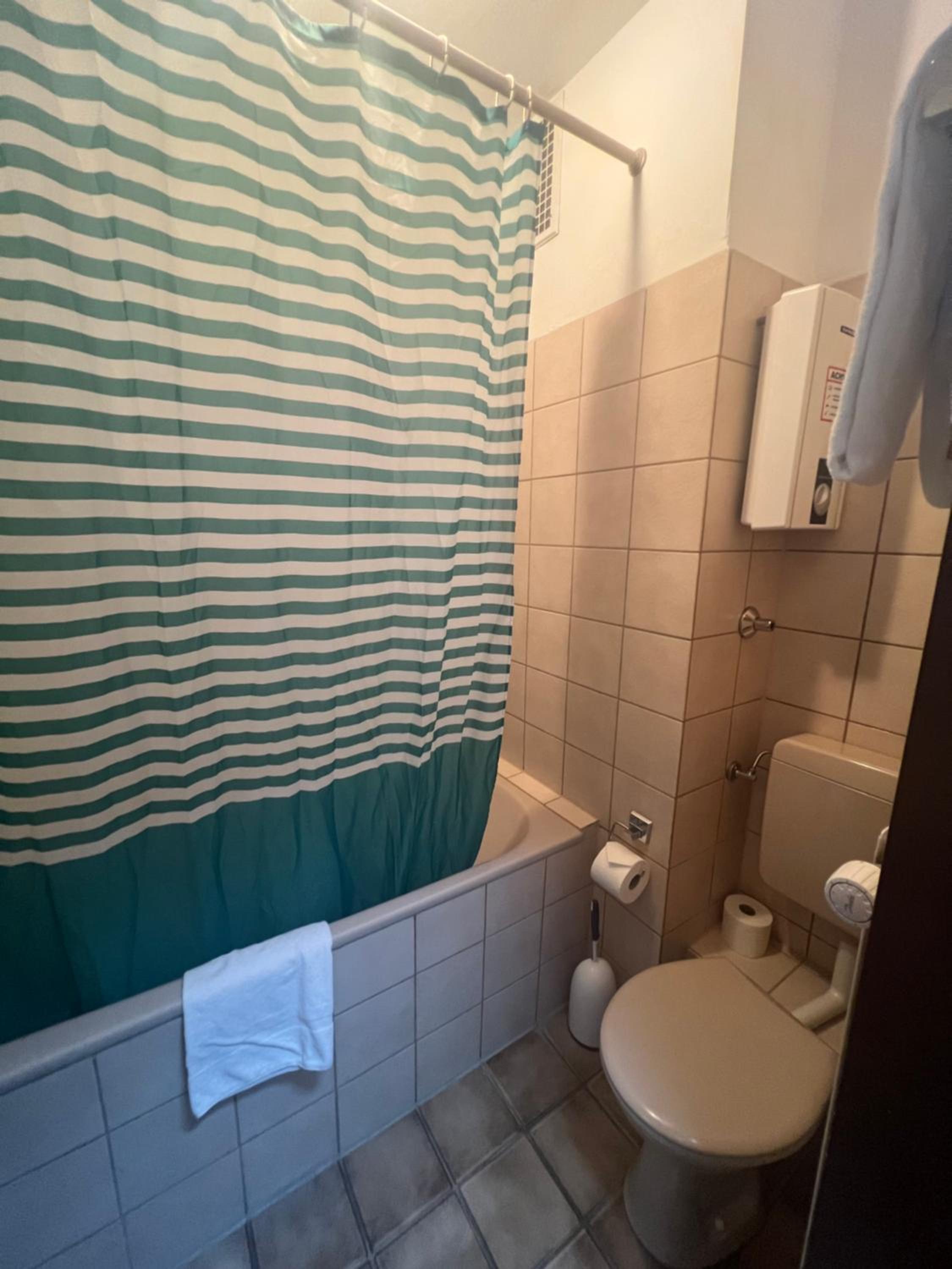 Twin Room - Photo 12
