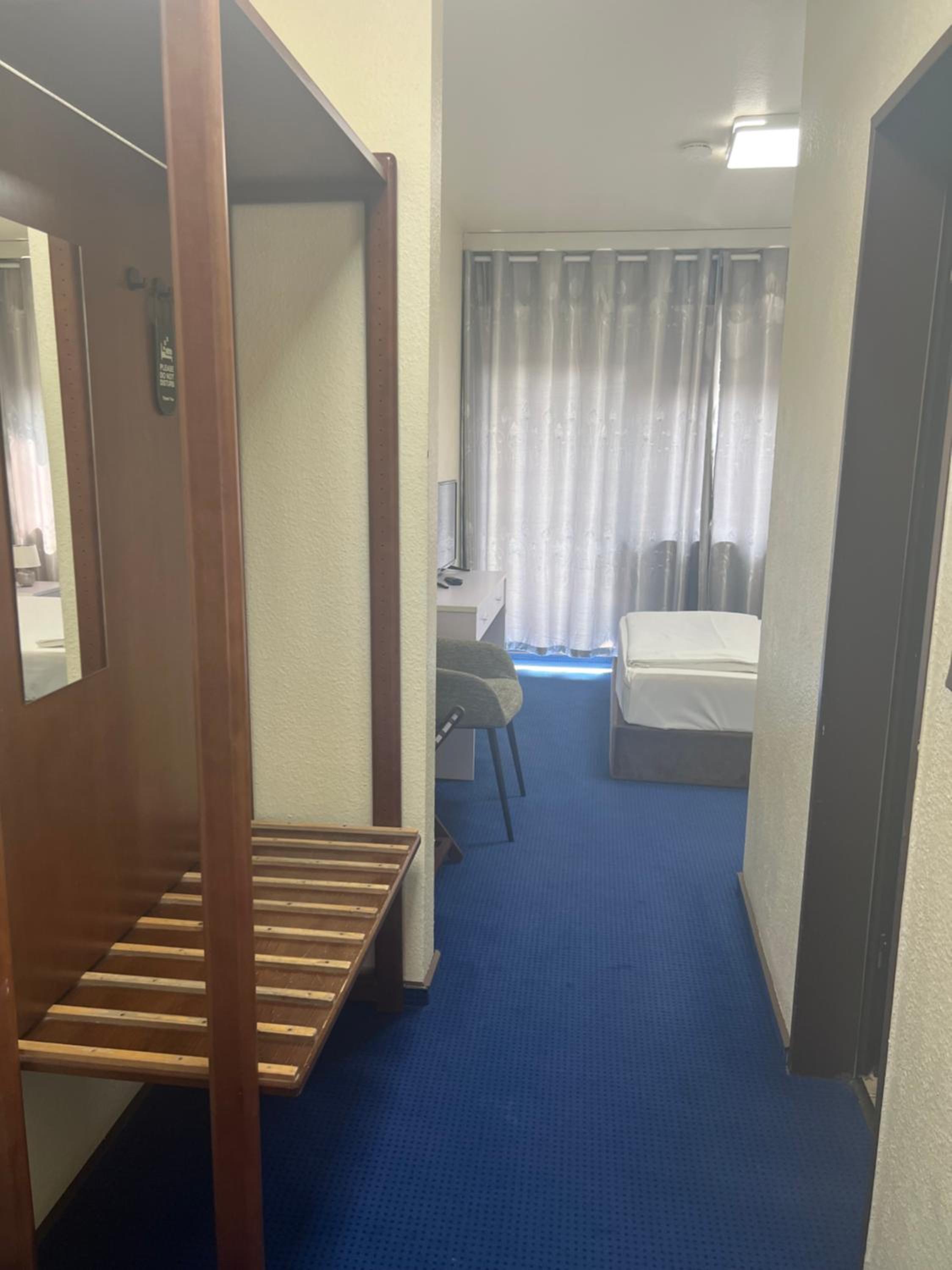Twin Room - Photo 9