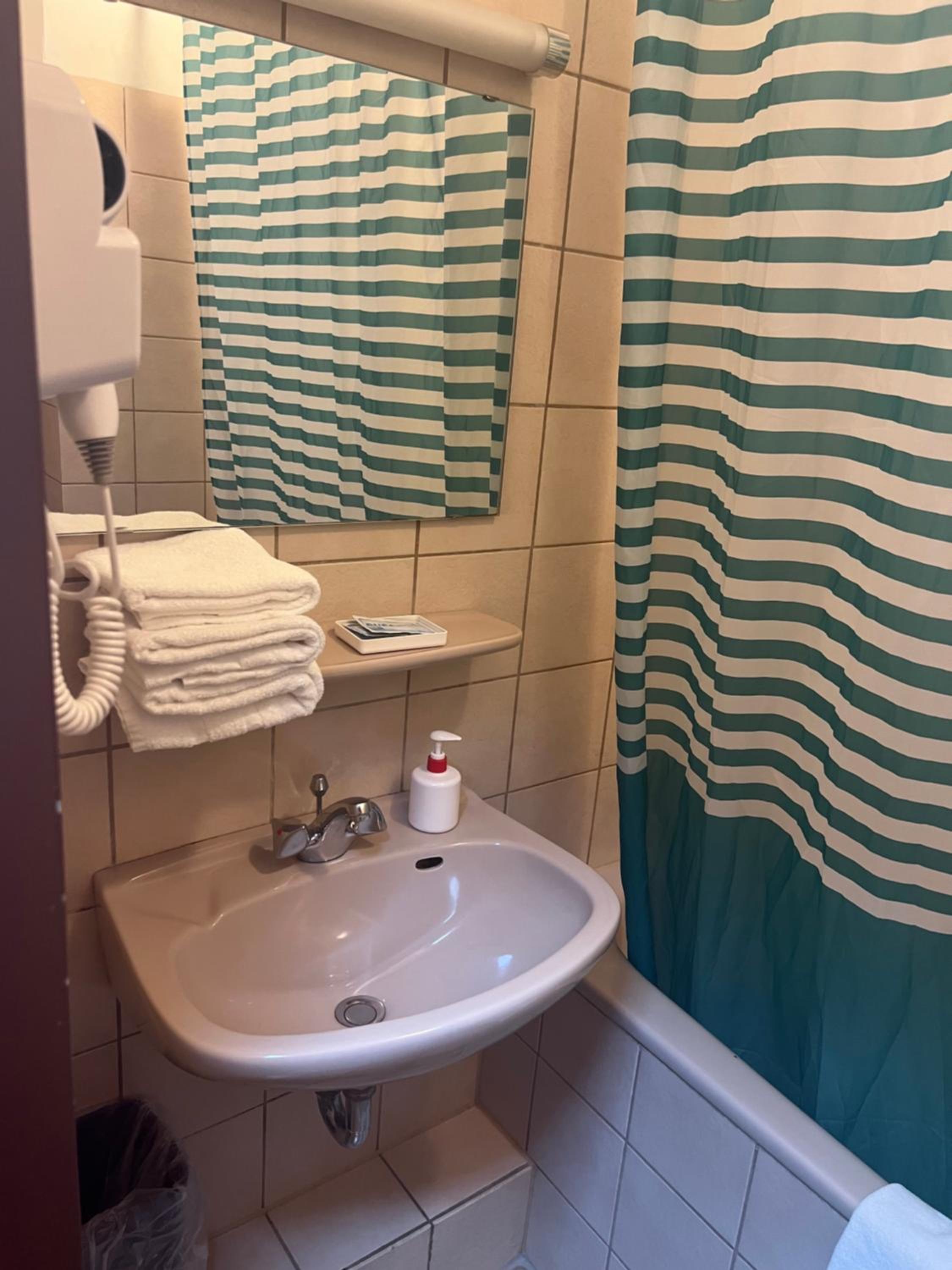 Twin Room - Photo 5