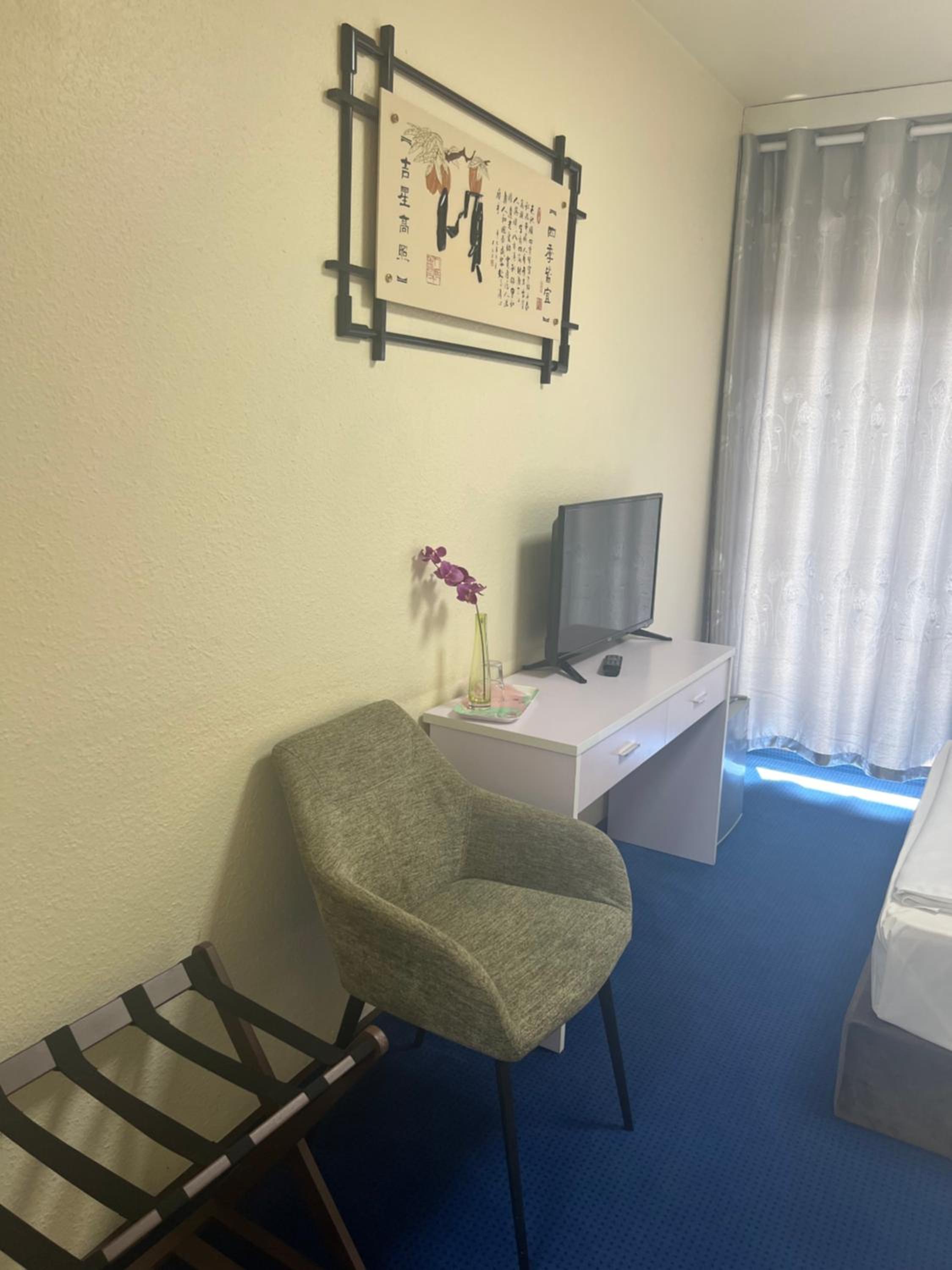Twin Room - Photo 11