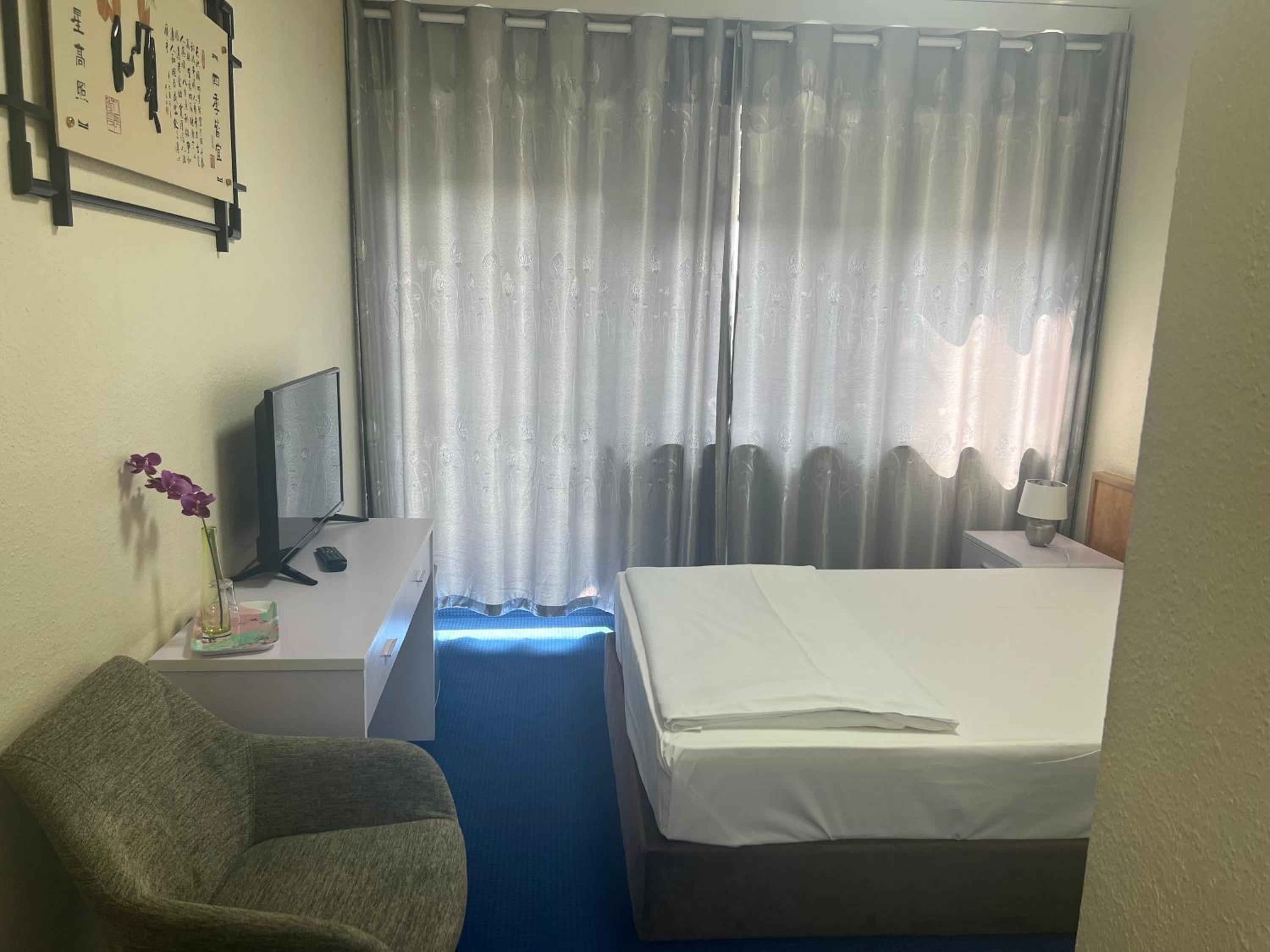Twin Room - Photo 1