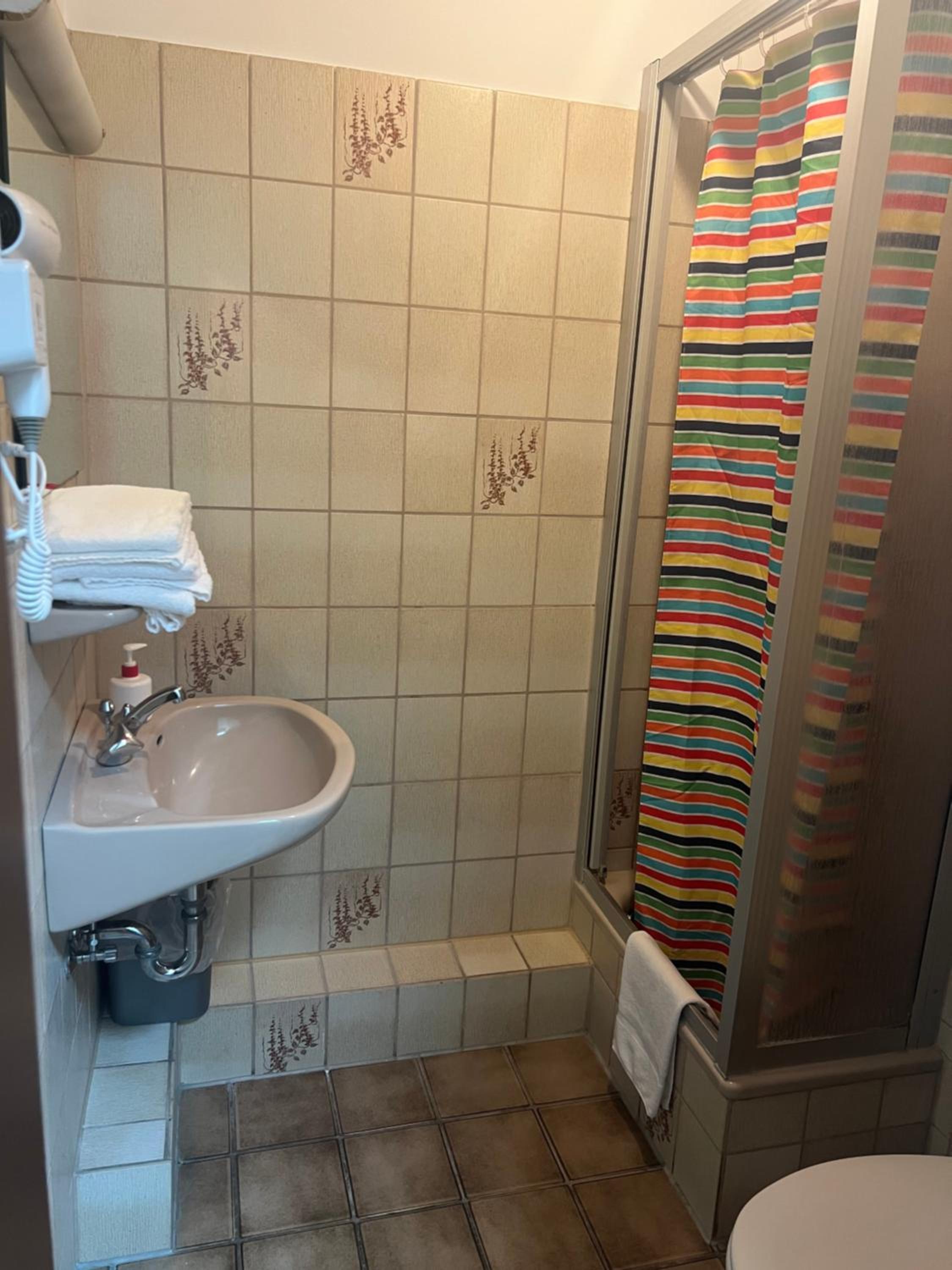 Twin Room - Photo 10