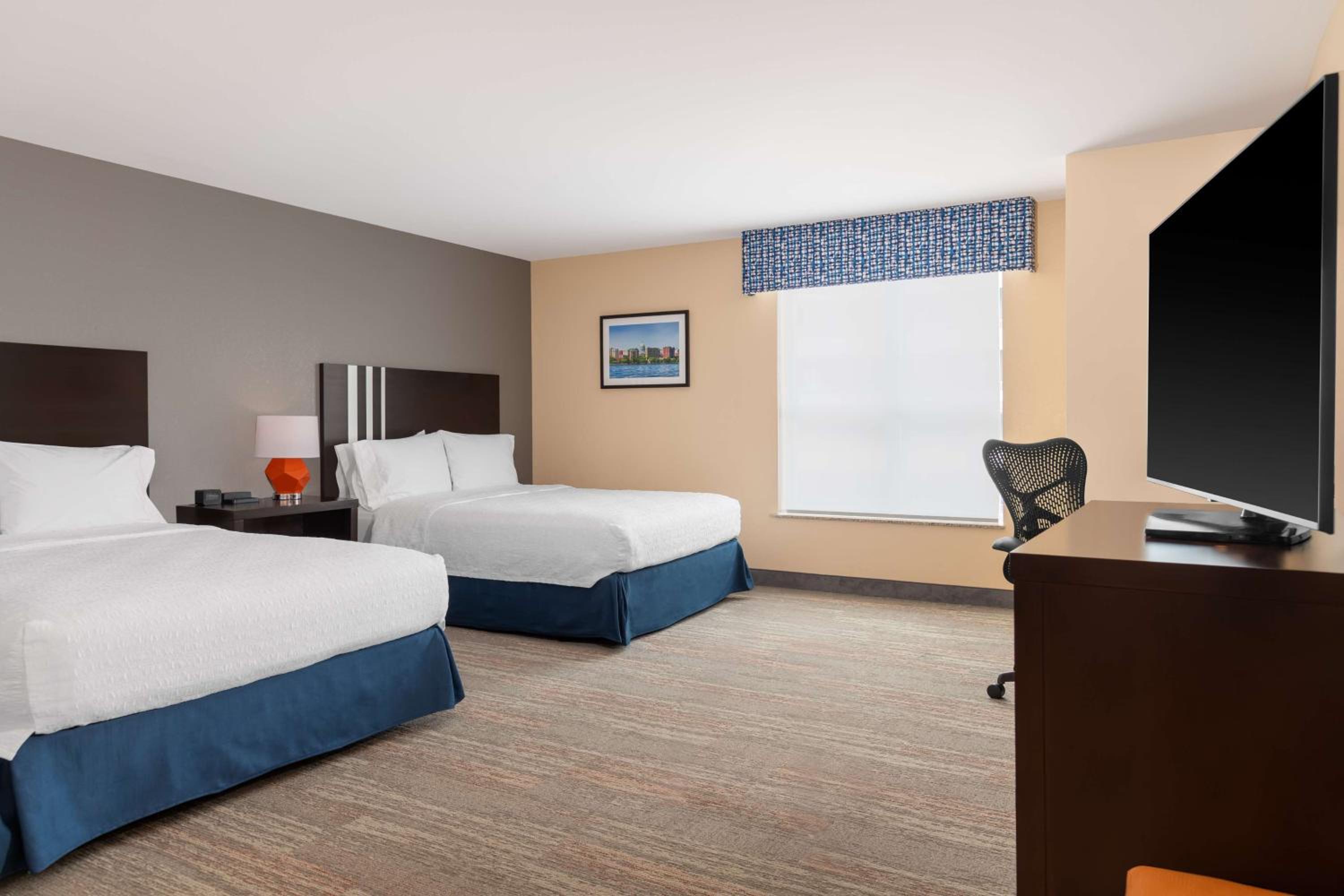 Queen Room with Two Queen Beds - Mobility and Hearing Access/Non-Smoking photo 3