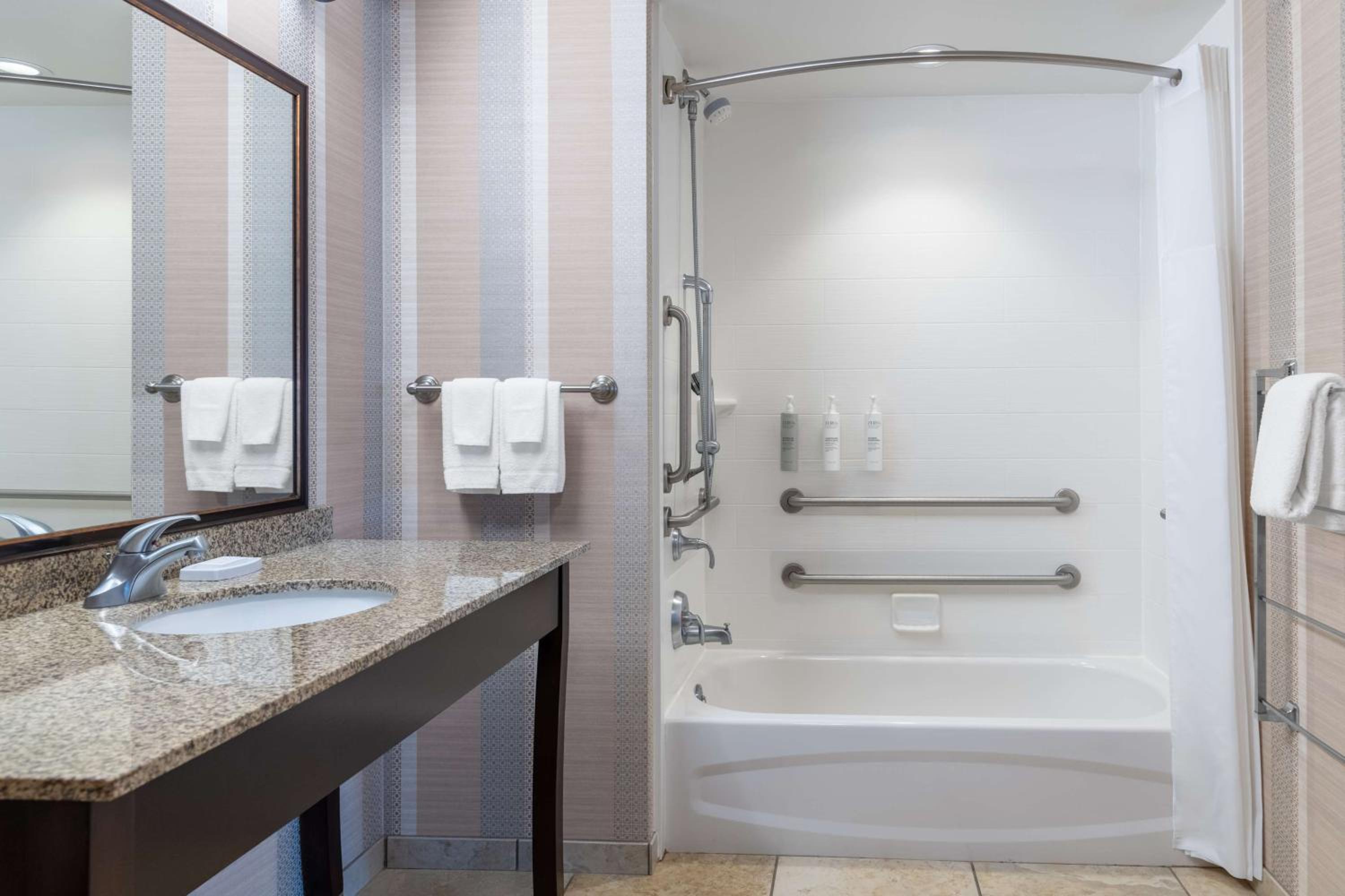 King Room with Accessible Tub - Mobility and Hearing Access/Non-Smoking photo 2