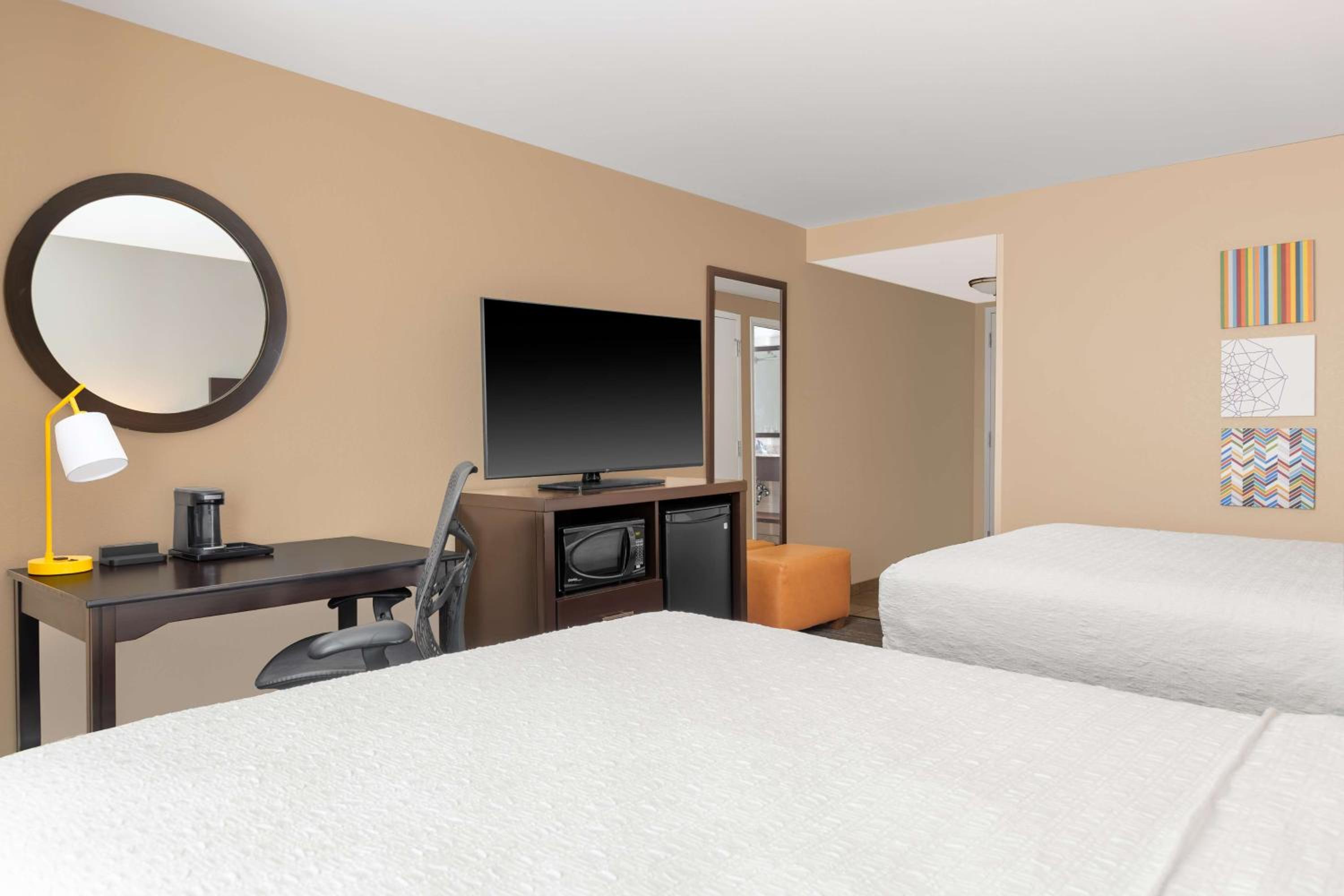 Queen Room with Two Queen Beds (4 Adults) photo 3