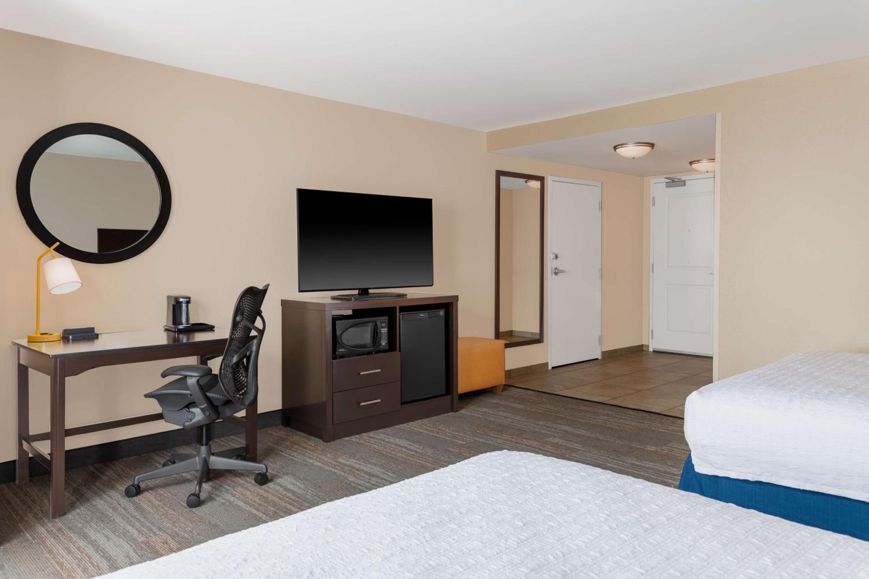 Queen Room with Two Queen Beds - Mobility and Hearing Access/Non-Smoking photo 2
