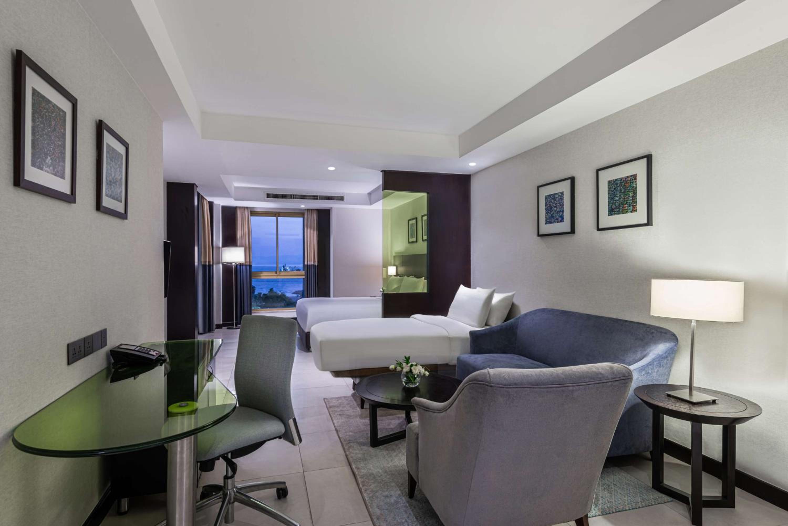 Junior King Suite with Sea View photo 3