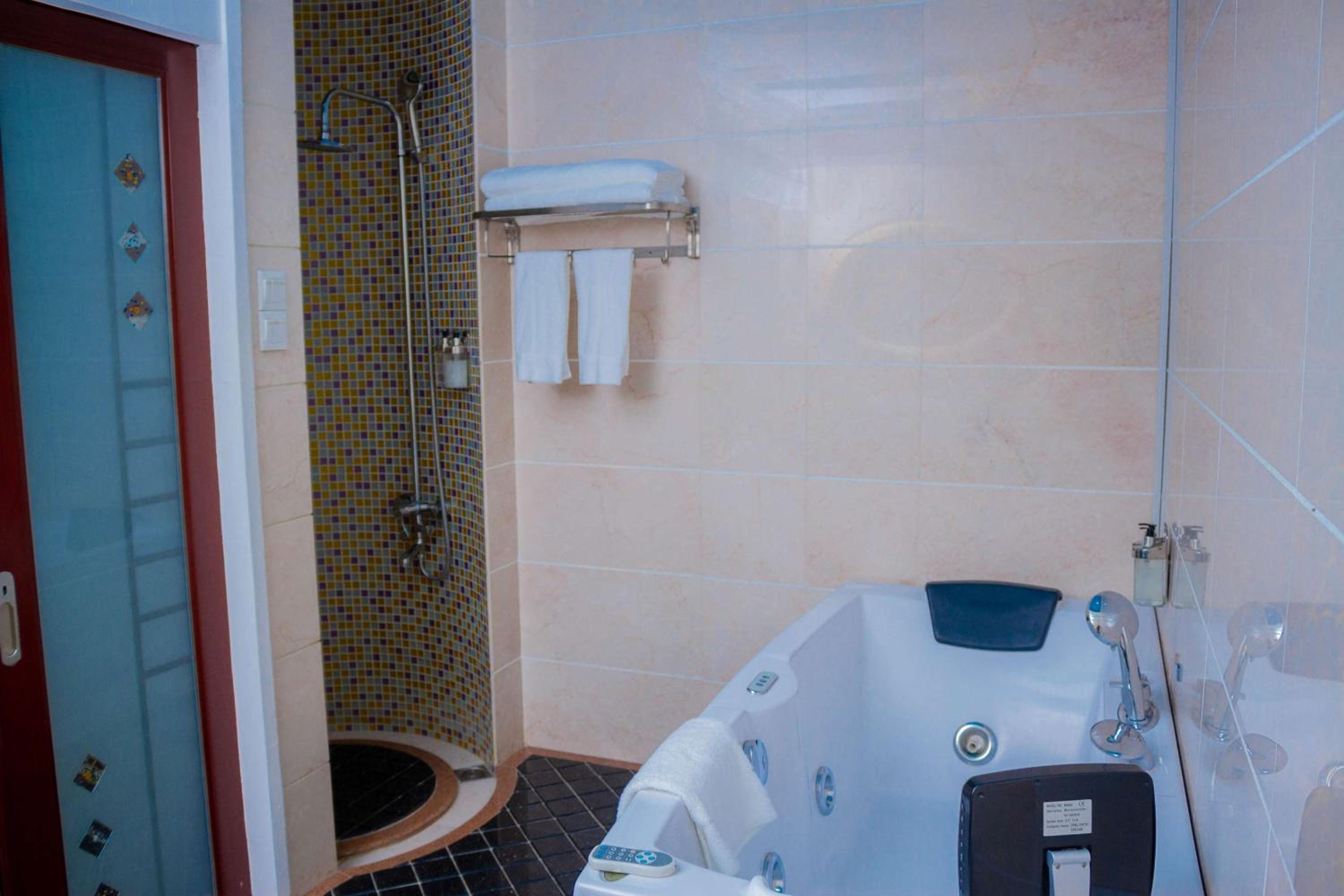 King Suite with Spa Bath - Non-Smoking photo 2